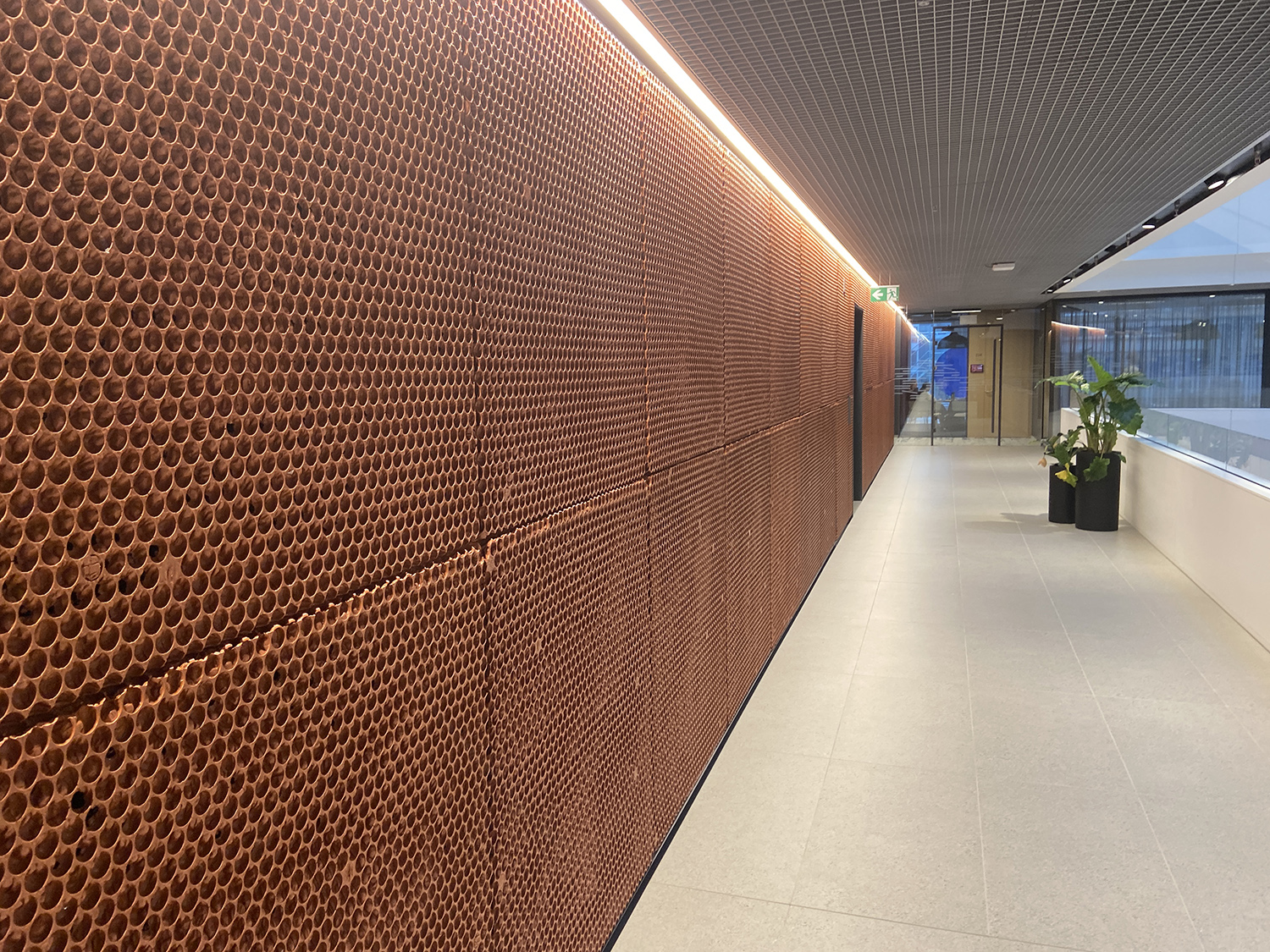 Akustikpaneler i butong på Danske Bank Vilnius. Väggen ger en vision av hur effektfullt butong skulle kunna bli som fasadmaterial.