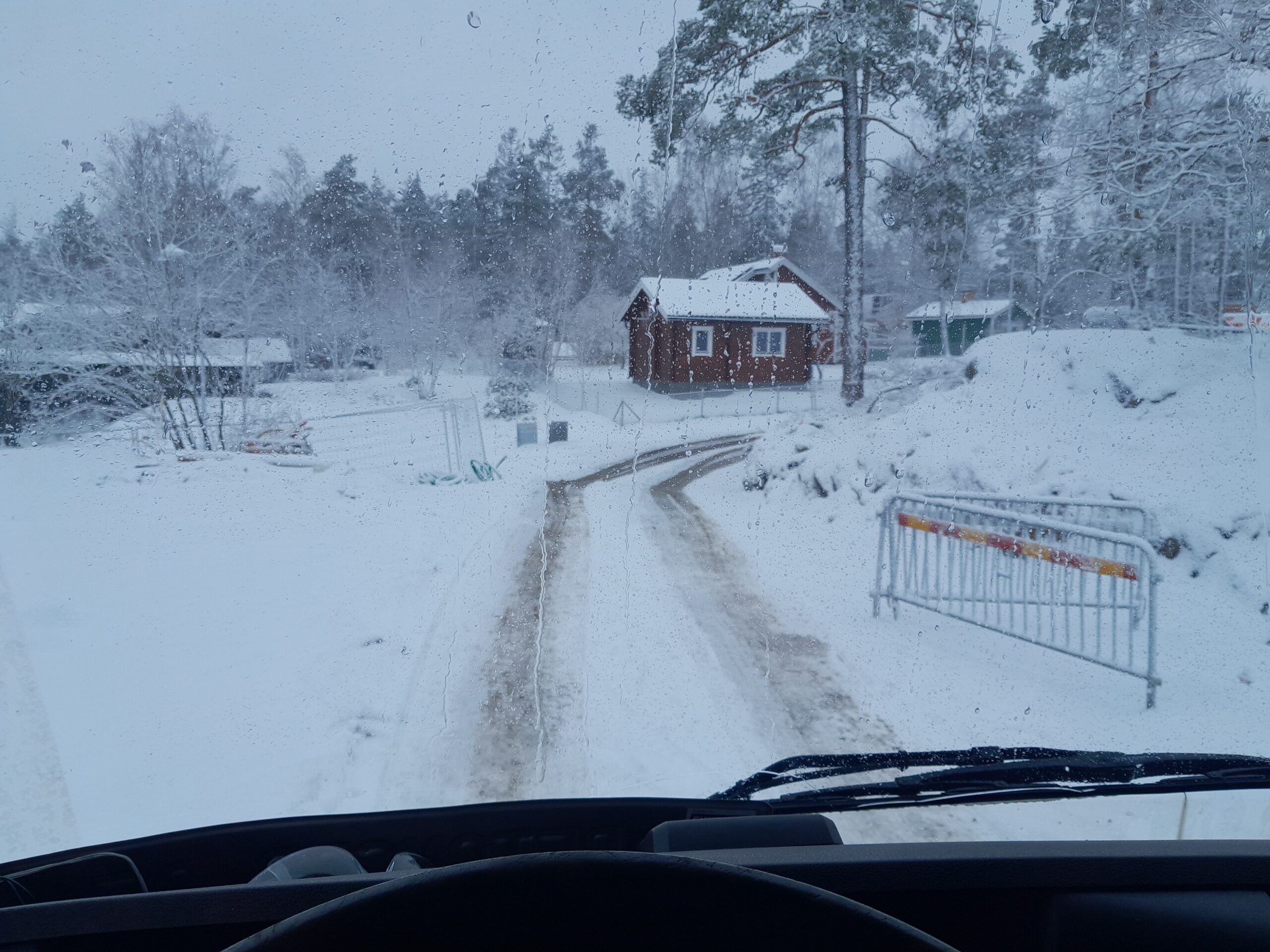 Åsa "Betongbruden" Karlström vaknar till en snöfylld dag. Hoppas hon slipper de små vägarna i villaområdena.