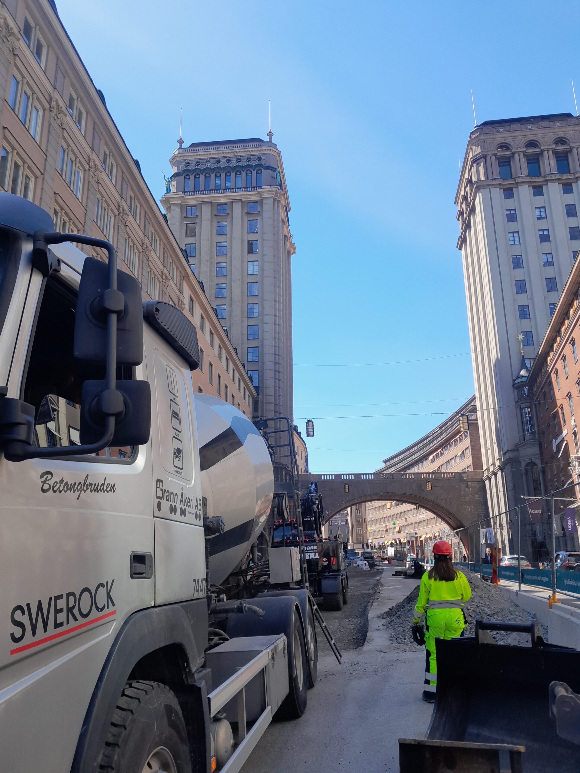 Åsa "Betongbruden" Karlström mitt ibland betongen i Stockholm.