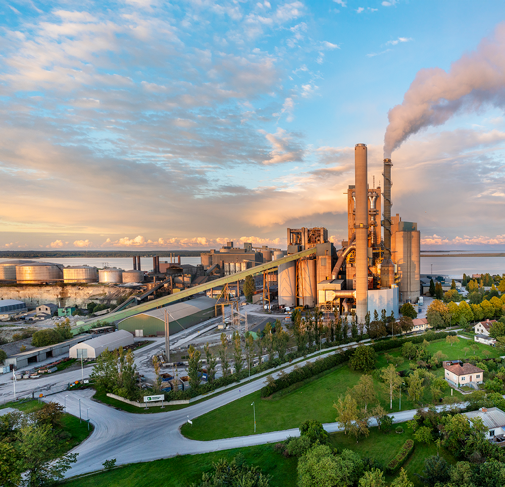 Heidelberg Materials ansöker om miljötillstånd för infångning av koldioxid vid cementfabriken i Slite. Ansökan omfattar även tillstånd att bygga om Slite hamn för att möjliggöra transport av infångad koldioxid.