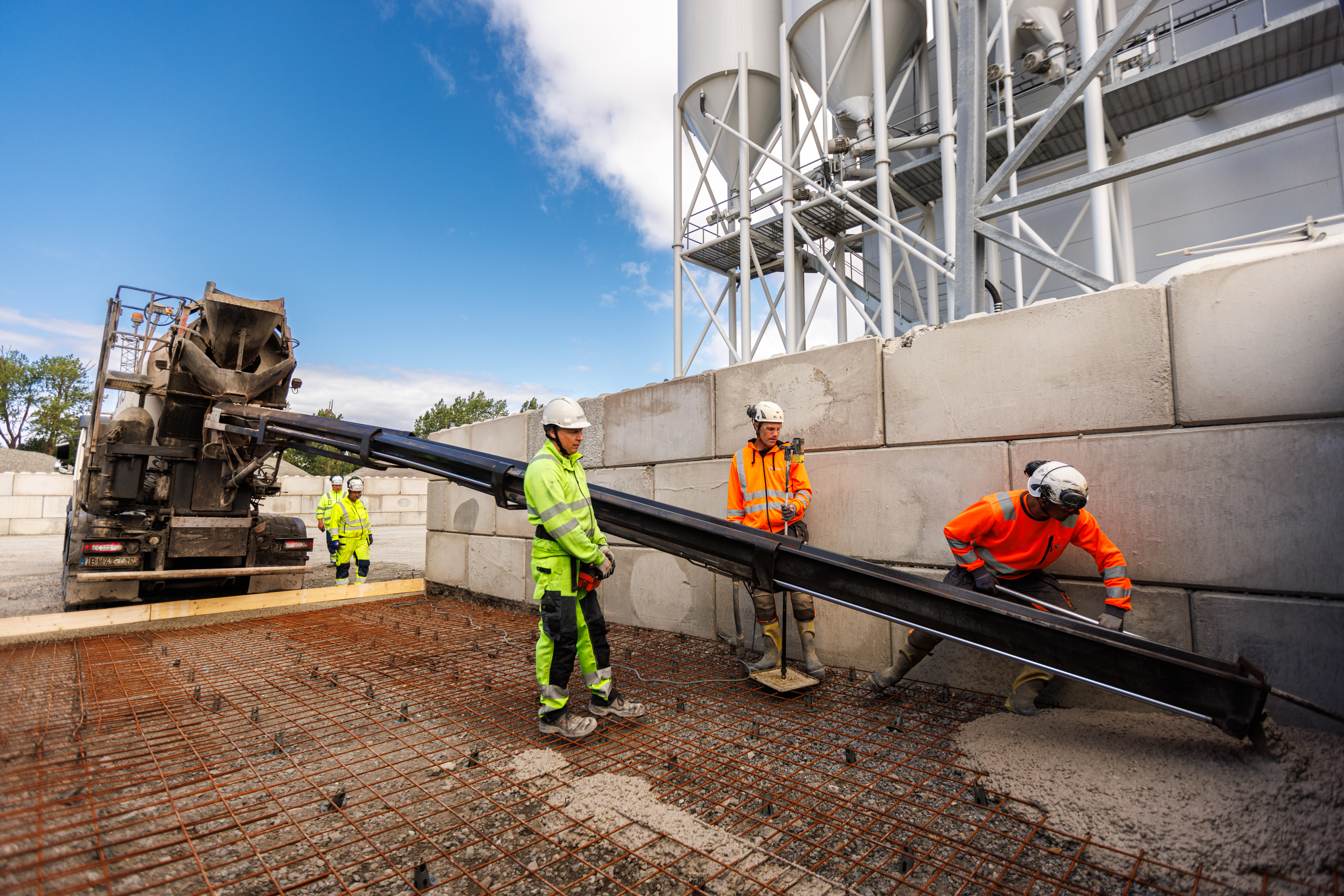 Igår onsdag, genomfördes den första gjutningen av fabriksbetong med ett nära noll utsläpp av koldioxid. Premiären ägde rum vid Swerocks fabrik i Malmö där gjutningen bestod av en yta på 60 kvadratmeter.