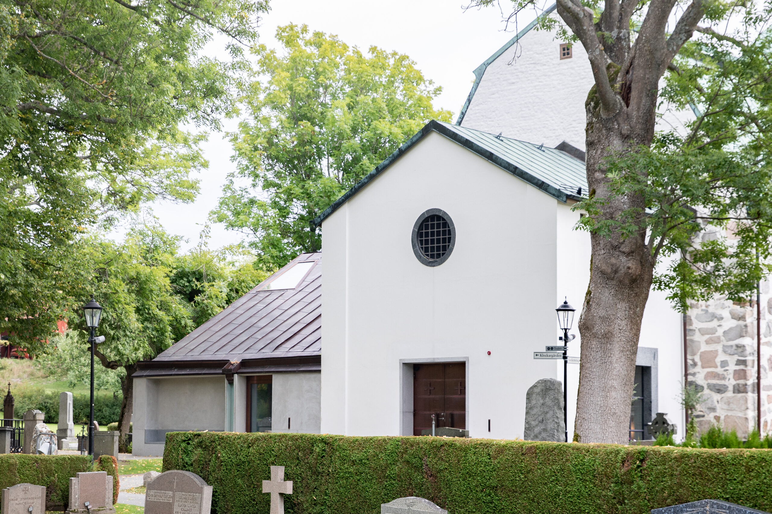 Bromma kyrka har fått en elegant tillbyggnad signerad OKK+ arkitekter.