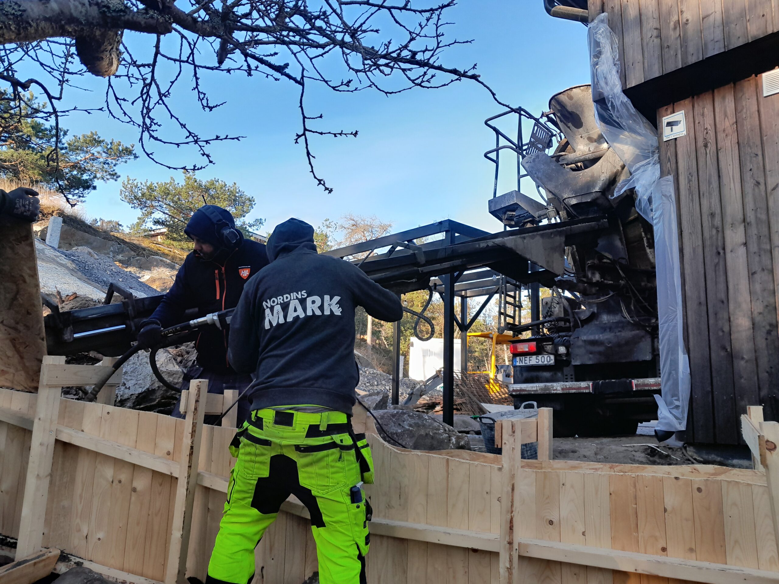 Lossning med ränna i Saltsjö-Boo – smidig gjutning av stödmur och betongplattor med Nordins Mark AB i spetsen.