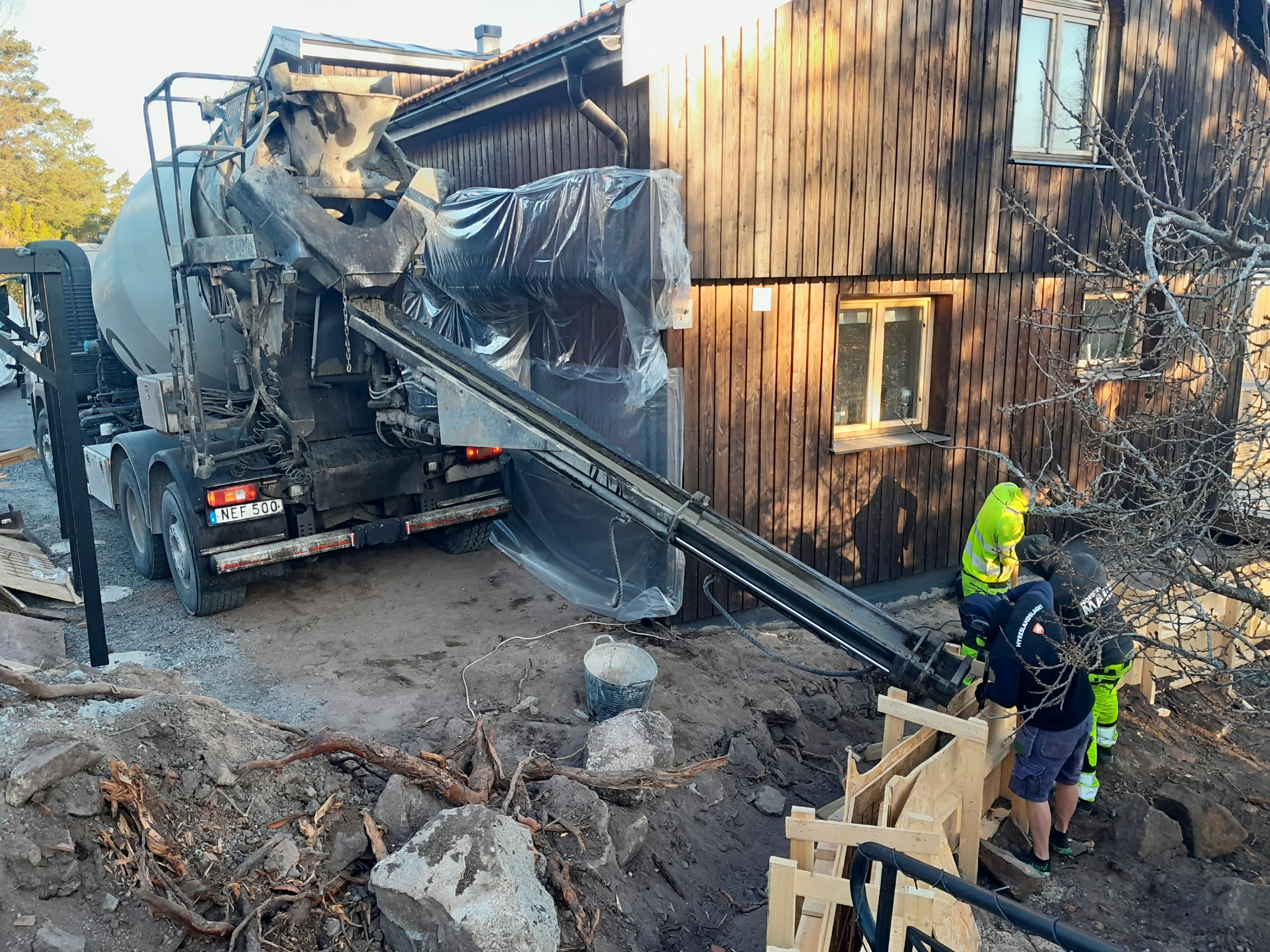 Lossning med ränna i Saltsjö-Boo – smidig gjutning av stödmur och betongplattor med Nordins Mark AB i spetsen.