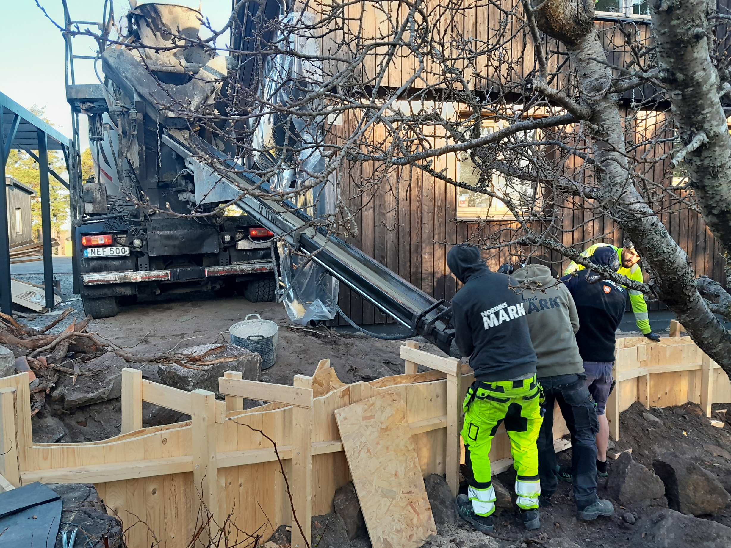 Lossning med ränna i Saltsjö-Boo – smidig gjutning av stödmur och betongplattor med Nordins Mark AB i spetsen.