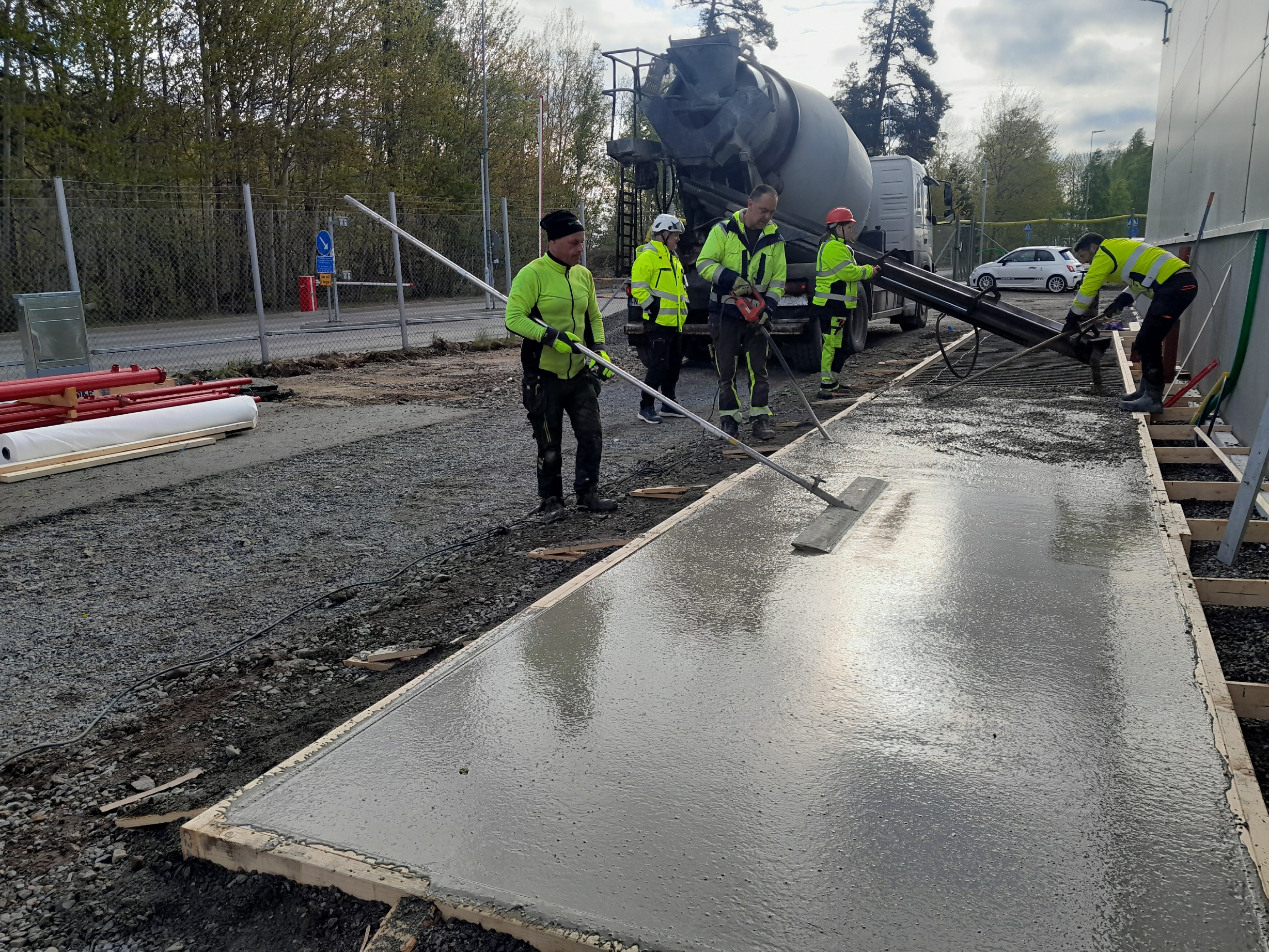 Praktikant kör betongränna som ett proffs – lär dig mer om hur rännan fungerar och utmaningarna med betonggjutning på plats.
