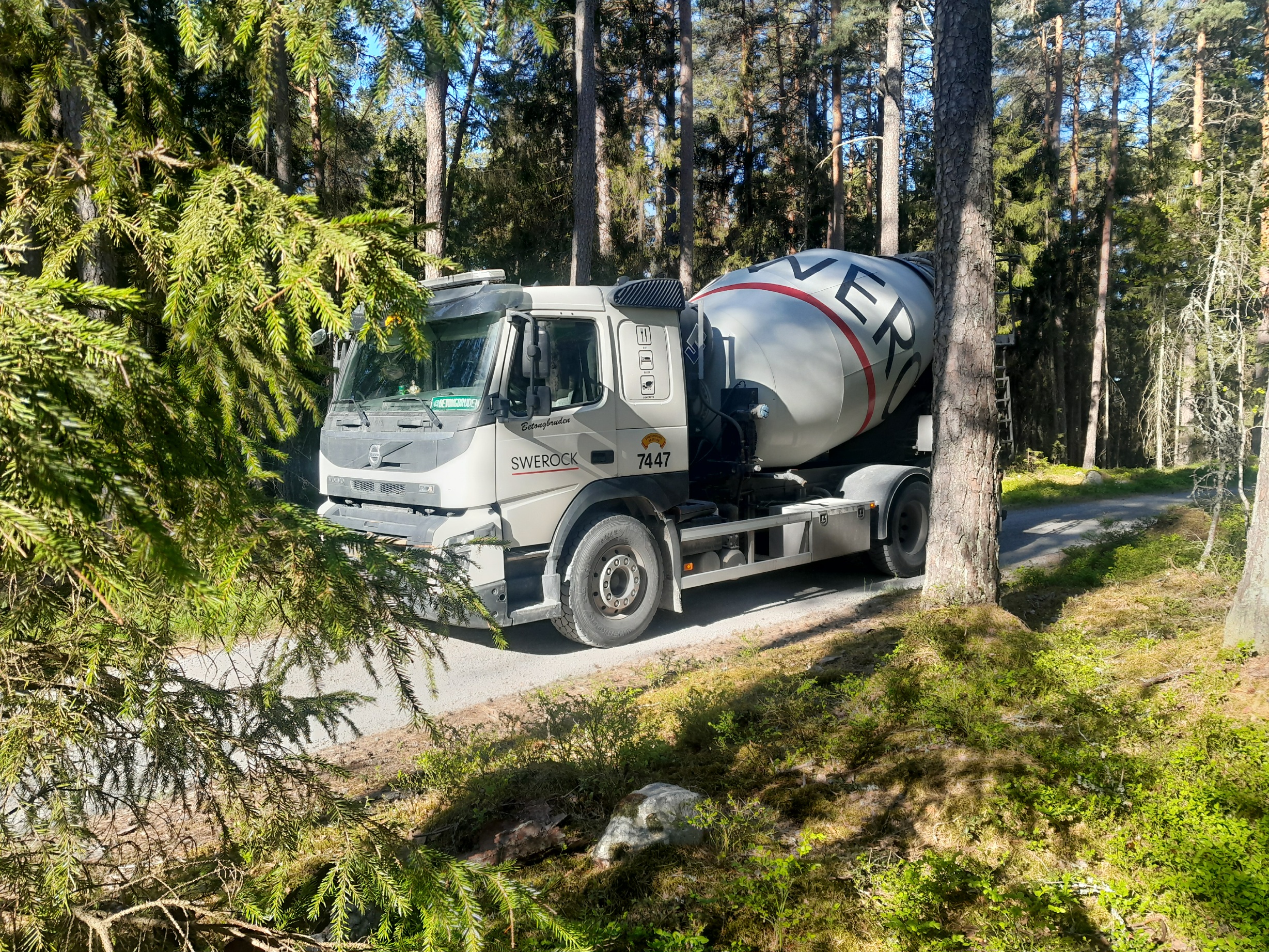Betongarbete på Ekerö med gjutning av vot och oväntat grodräddning – en vardag i betongens tjänst. Amanda klarar körkortet.