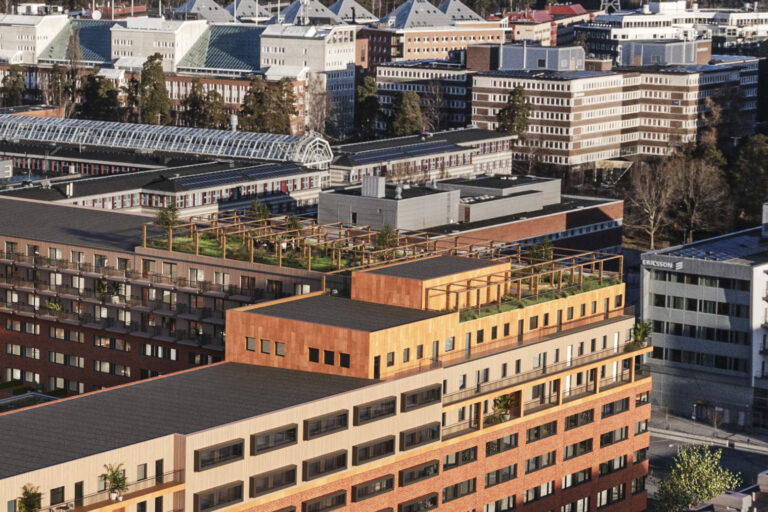 Kista Square Garden minskar klimatpåverkan med 300 kg mindre betong per badrum – prefab och återbruk i fokus.