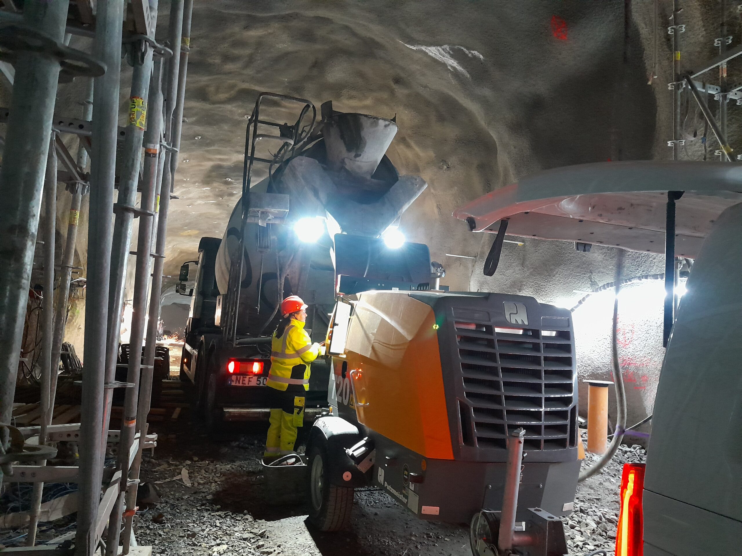 Praktikant-Saras tunneldebut med betongleverans i Barkarby – trånga utrymmen, stålpinnar och backträning i verkligheten.