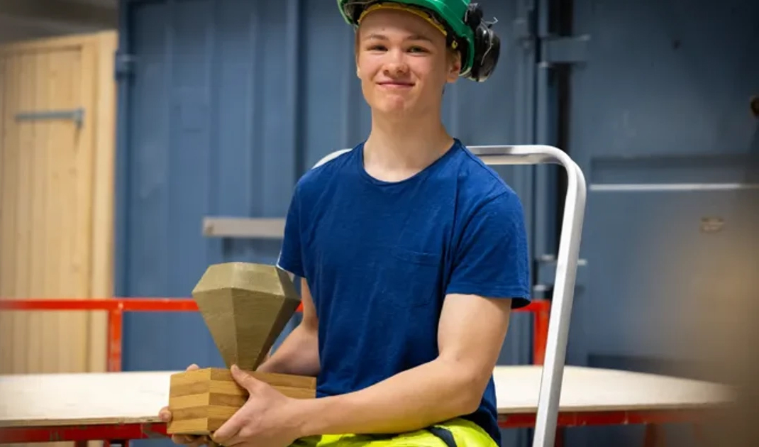 Heimir Pettersson från Anders Ljungstedts gymnasium har tillverkat priset till Årets Näringslivsdiamant i Linköping. I betong.