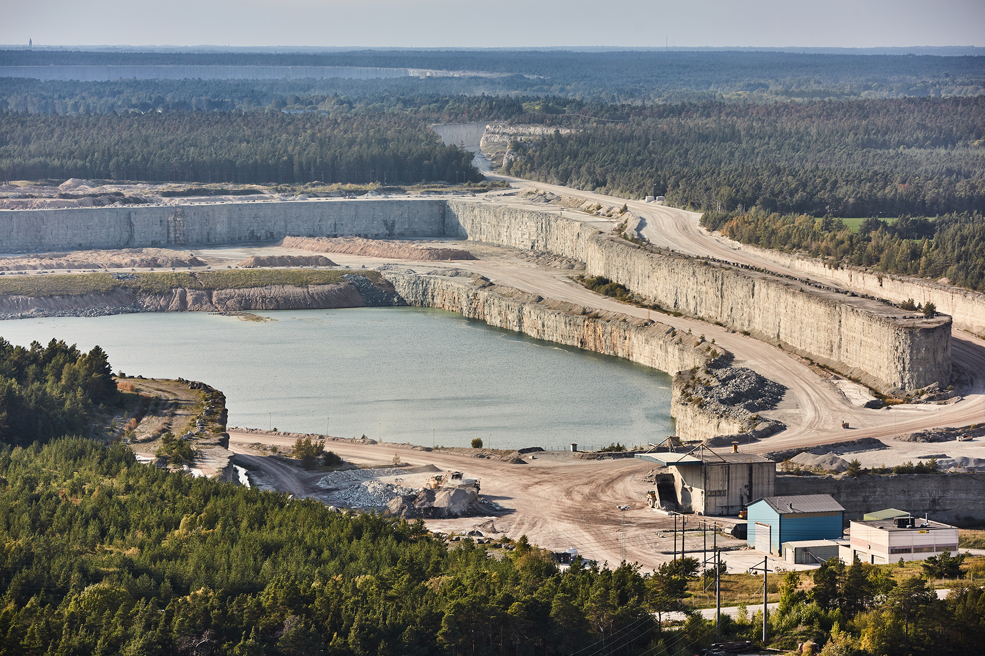 Svensk dom avgör framtiden för betong: Slitefabrikens kalkbrytning hotas – risk för ny cementkris och påverkan på grundvattnet.