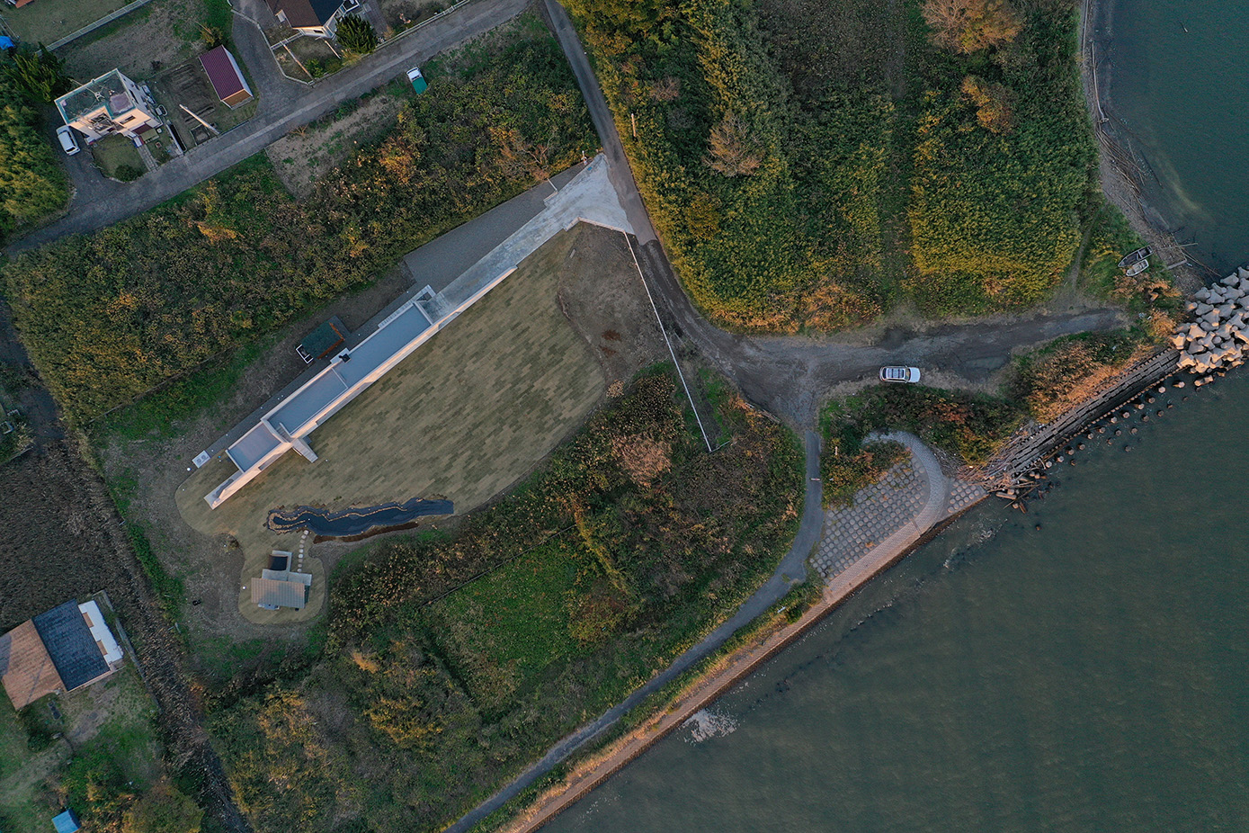 Minimalistisk betongvilla i Japan smälter samman med naturen – Isumi Villa ramar in landskapet med en 45 meter lång betongvägg.