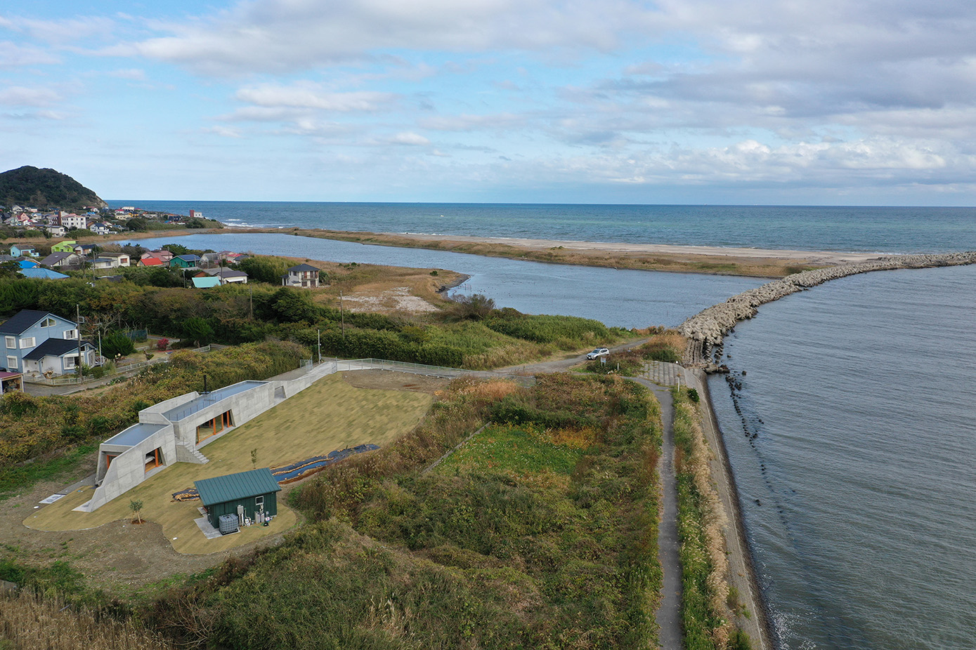 Minimalistisk betongvilla i Japan smälter samman med naturen – Isumi Villa ramar in landskapet med en 45 meter lång betongvägg.