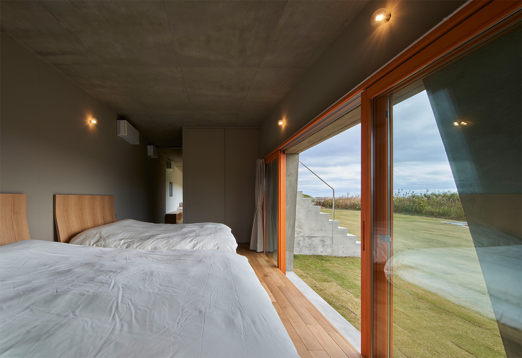Minimalistisk betongvilla i Japan smälter samman med naturen – Isumi Villa ramar in landskapet med en 45 meter lång betongvägg.