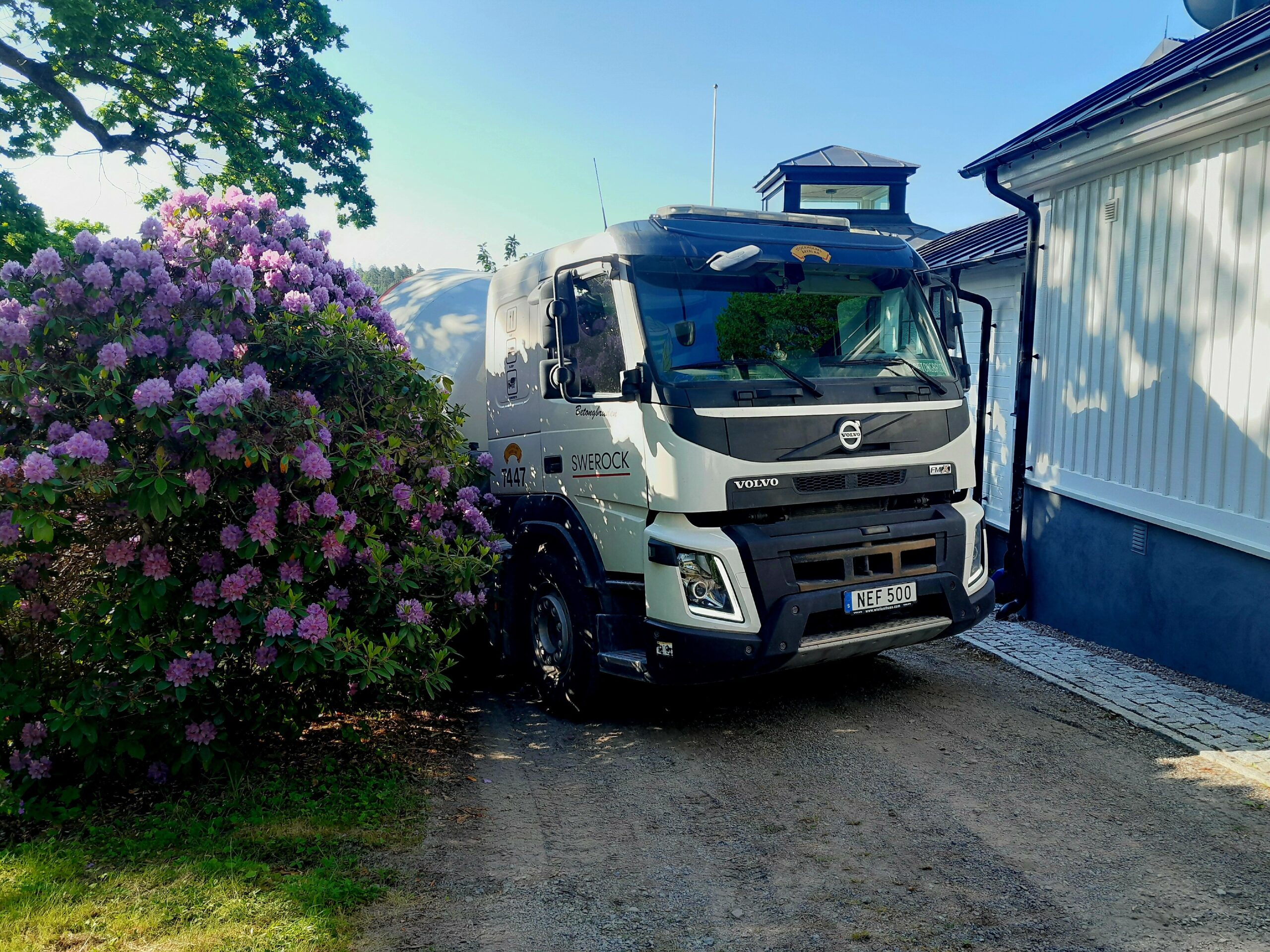 Stådag på fabriken, rhododendron vid Ingarö och provgjutning i Strängnäs. När veckan avslutas med undervattensgjutning i Södertälje.