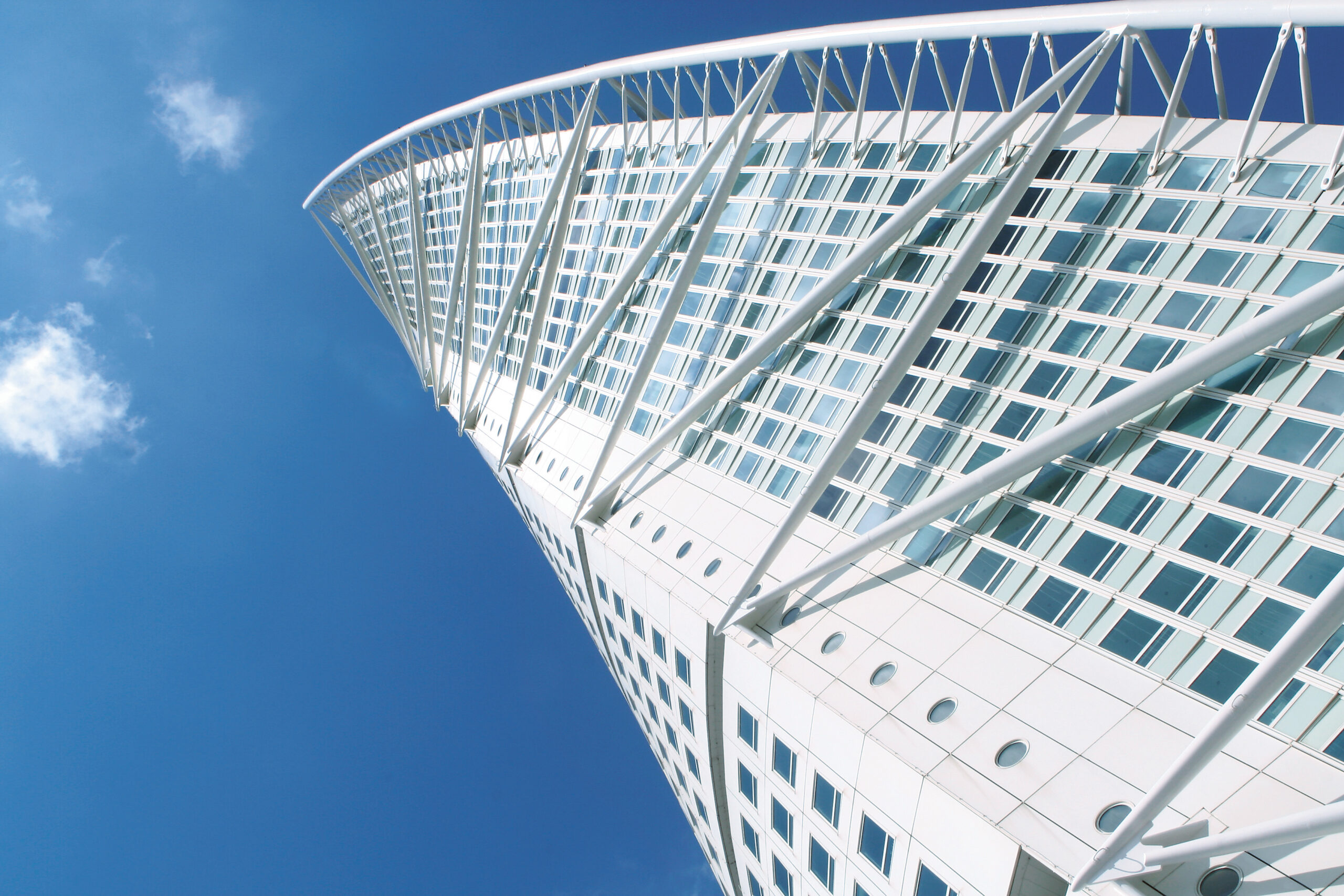 Turning Torso fyller 20 år – teknisk insikt, budgetöverskridanden och arkitektens vision för Malm�ö.