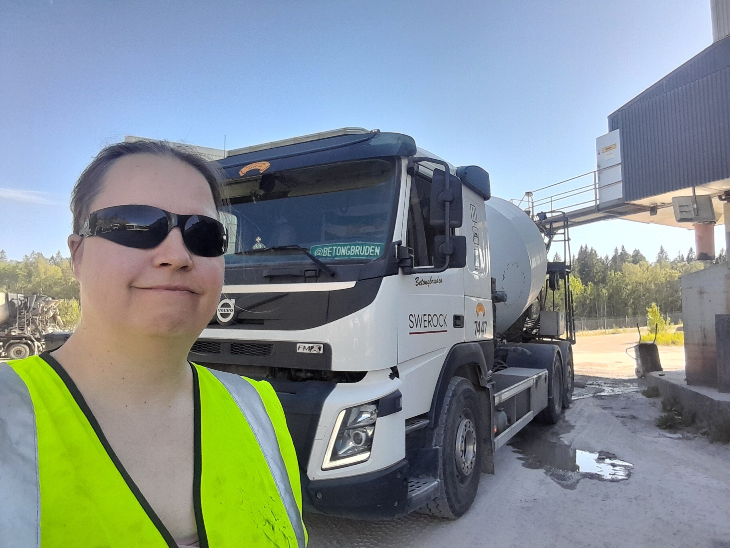 Storgjutning med 2 000 kubik betong i Strängnäs – intensiva dygn med logistik, olycka och tekniska problem hanterades galant.