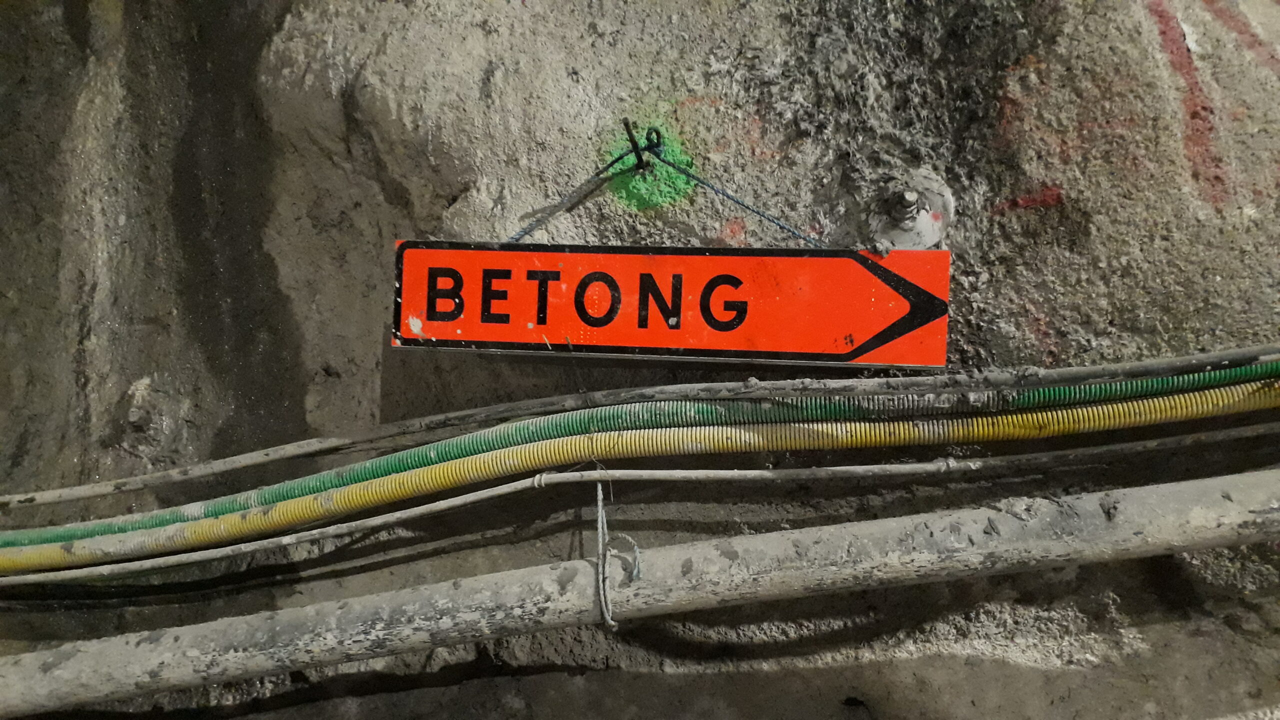 Utmanande betongleverans på trång byggarbetsplats i city – markfrysning och grundvatten sätter gränser.