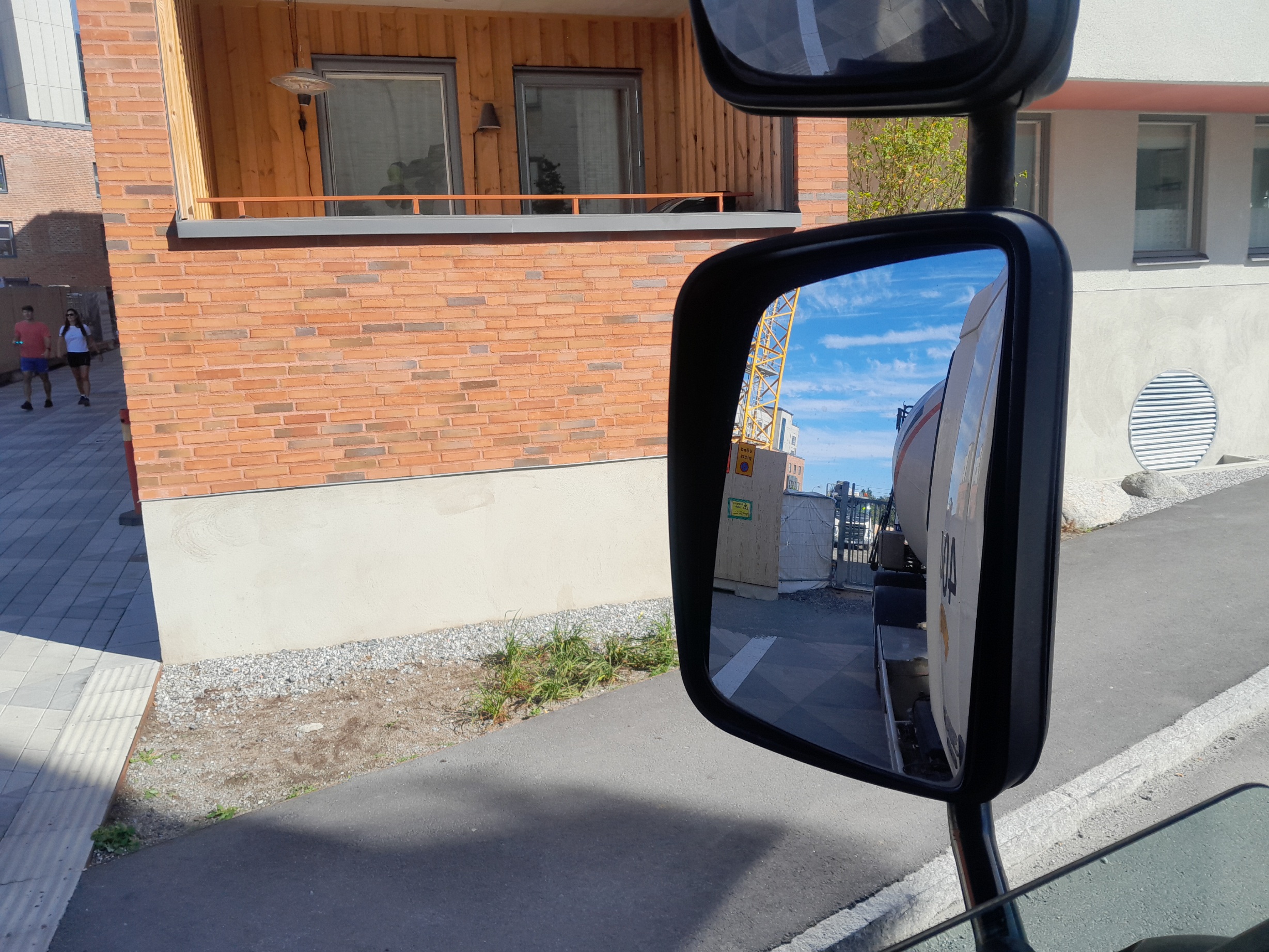 Hiss och diss från yrkeschaufför i tung trafik – om säkerhet, respekt och vardagen nära betong och byggarbetsplatser.