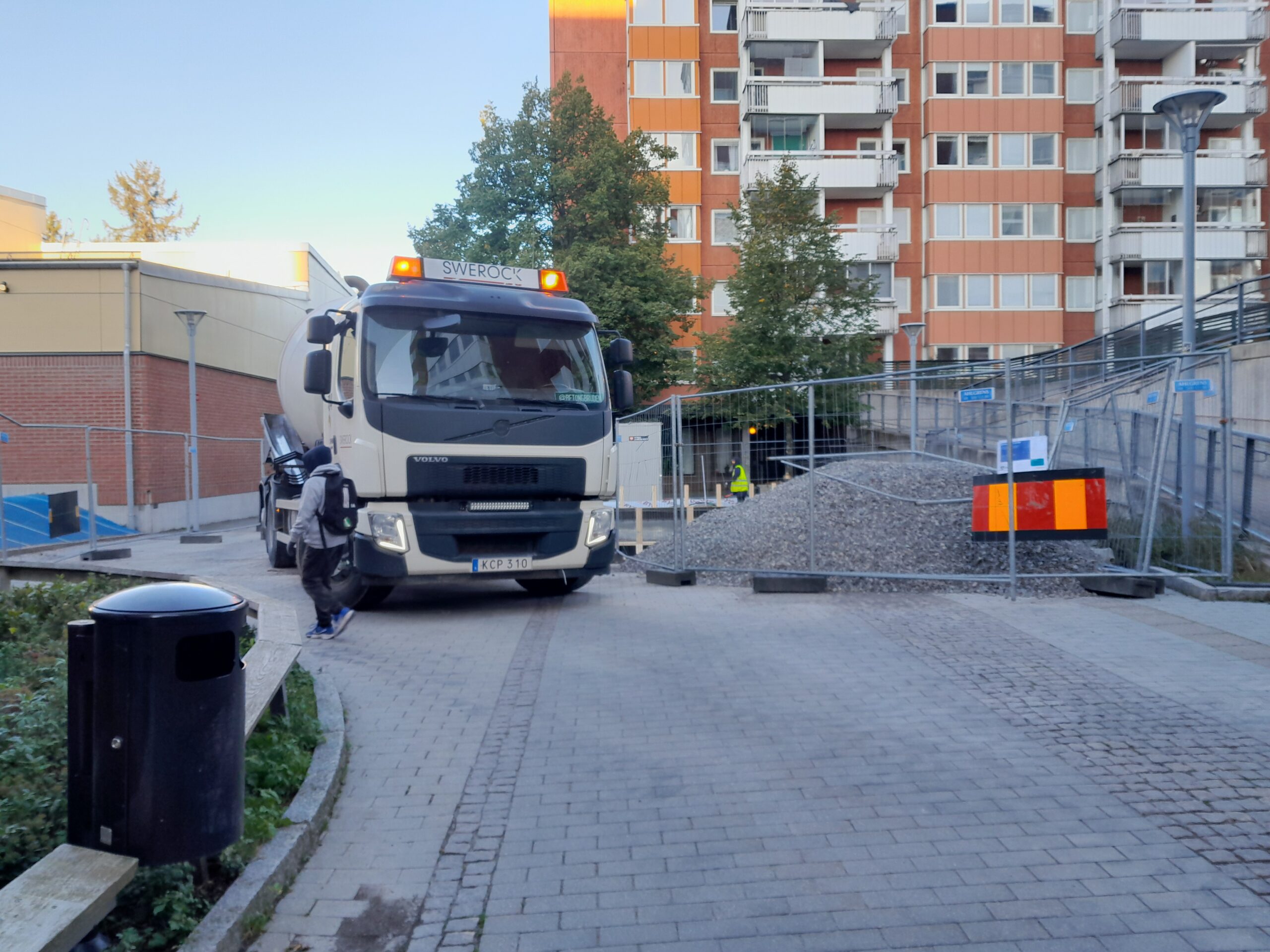 Betongleverans i Akalla med låg lastbil – en utmaning med viadukter, trånga vägar och precis rätt mängd betong till fontänbygge.