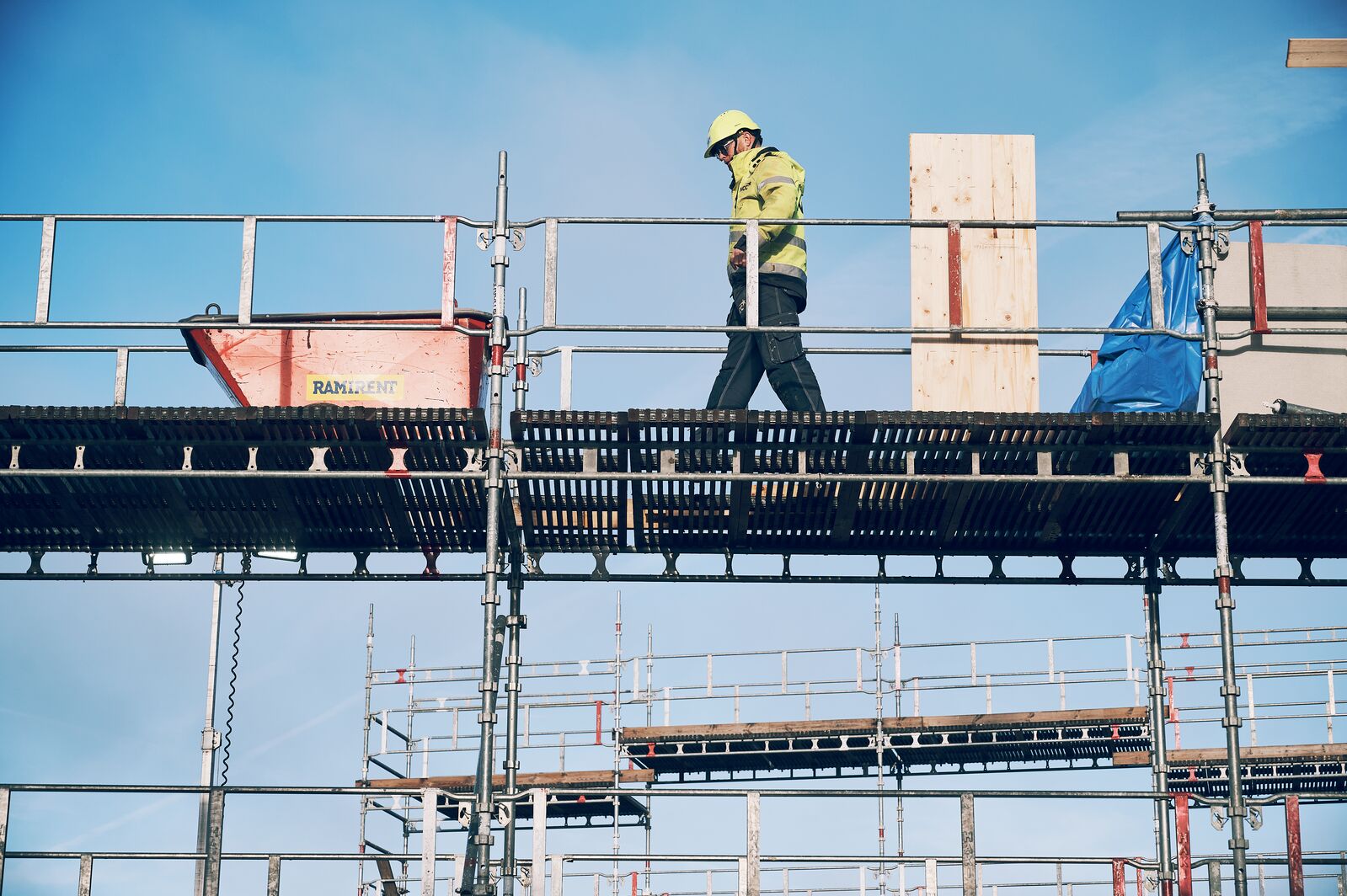 Ramirentrapporten 2025 i samarbete med Novus: Byggbranschen brottas med säkerhet, AI och klimatmål – kompetensbrist väntas öka.