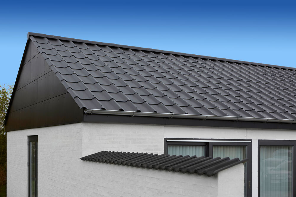 Swisspearl lanserar takskivan Structa i fibercement – tekniskt avancerad men med blandad klimatprofil jämfört med tegel, betong och plåt