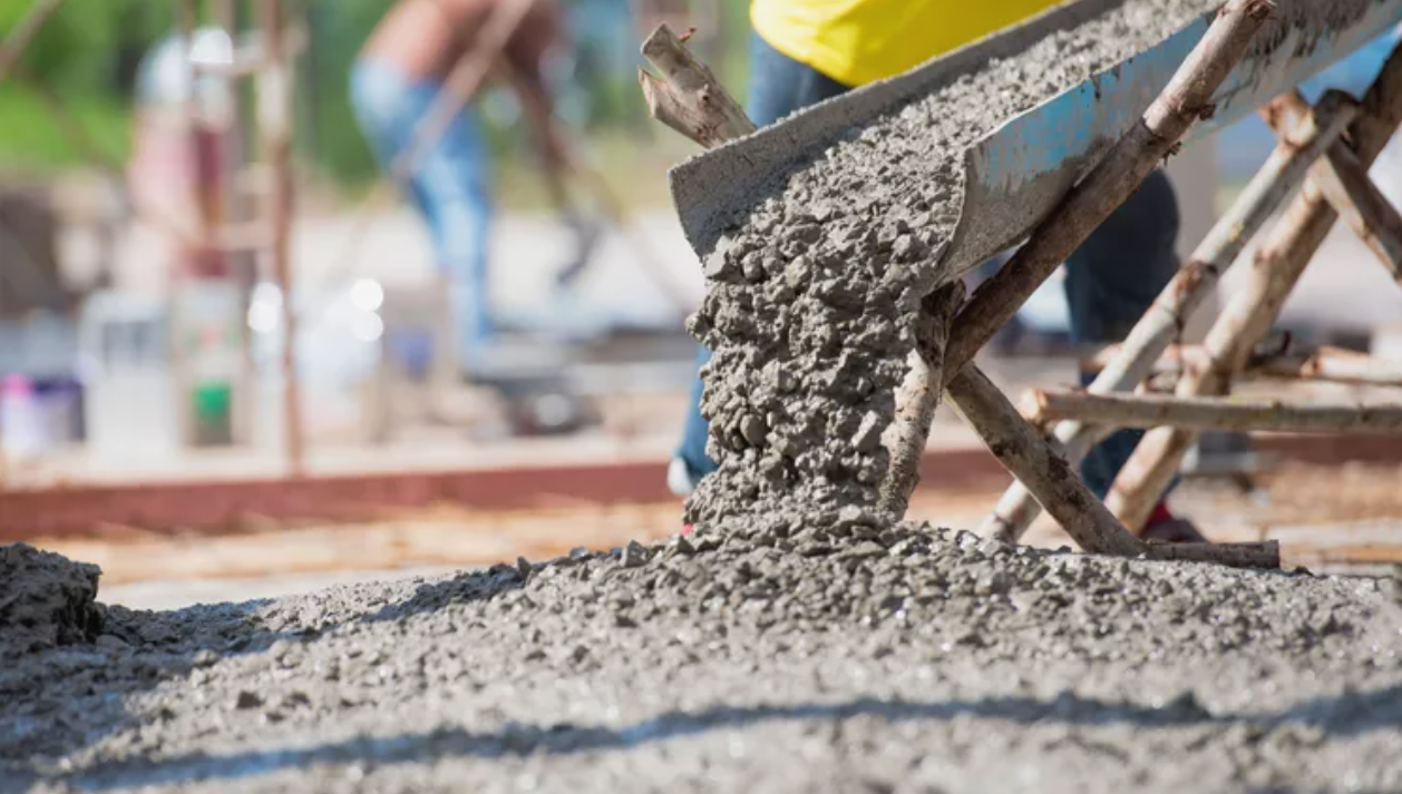 Skanska och Peab har fått cement med förhöjda halter av cancerframkallande krom, enligt DI och Byggindustrin.
