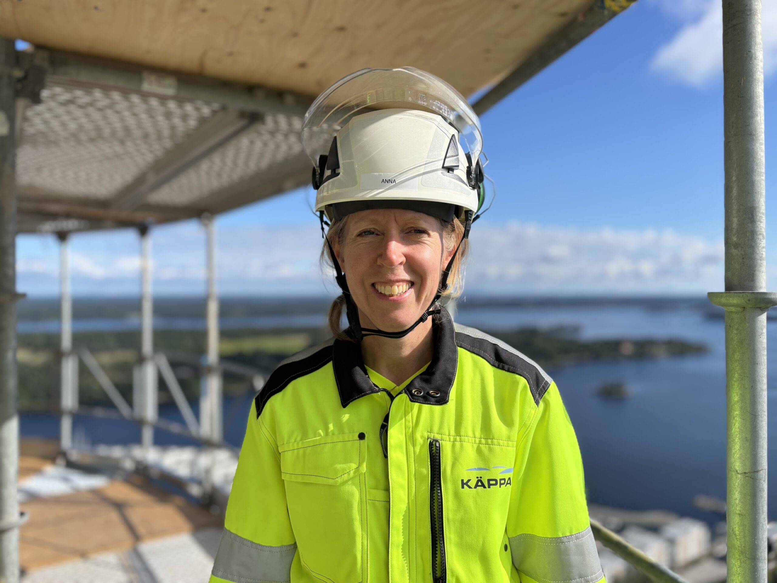 Sveriges högsta byggställning används vid renovering av Käppalaverkets 149,5 meter höga skorsten med betong- och kolfiberförstärkning.