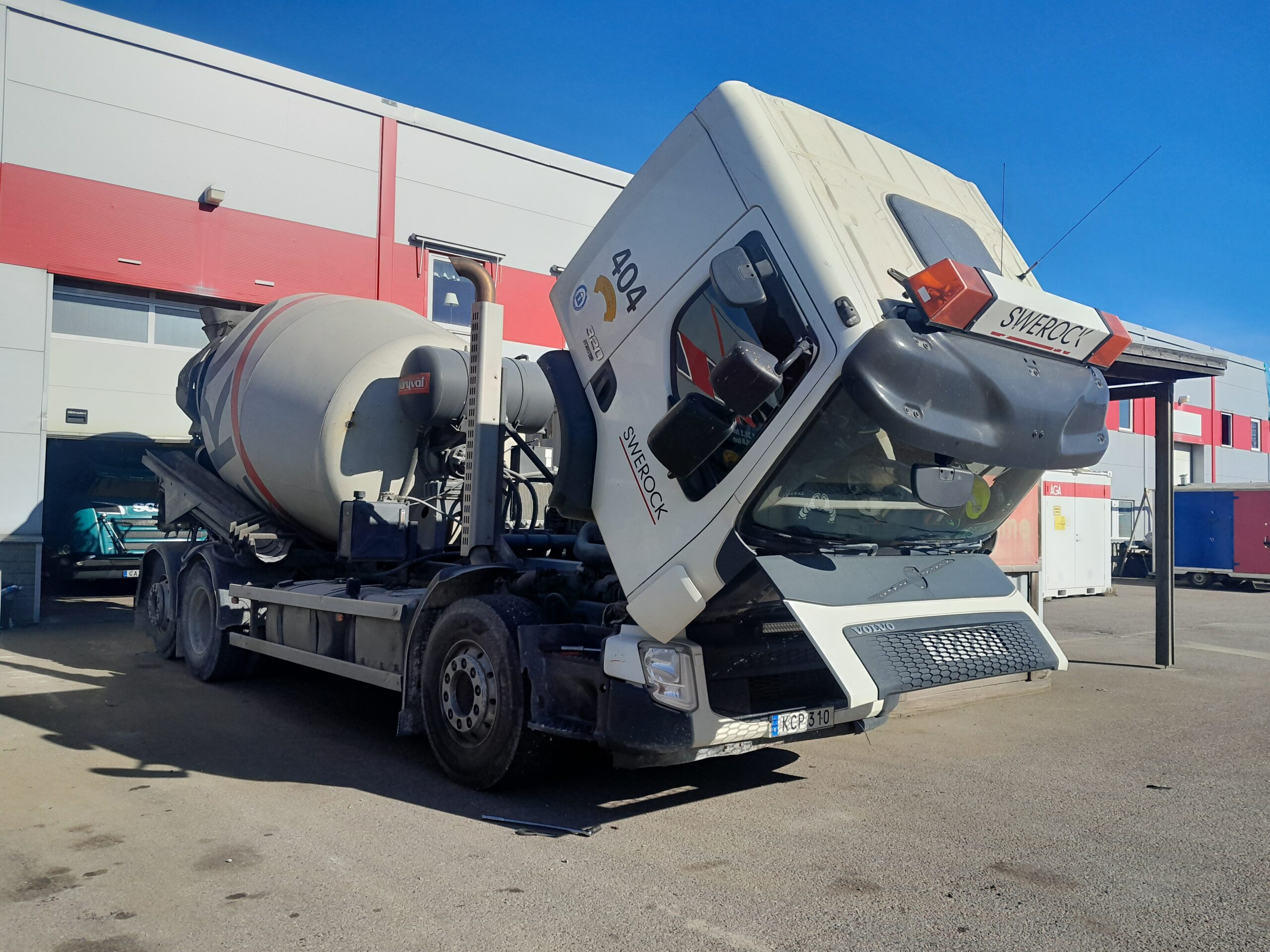Styrfel på betongbil löst direkt med rembyte – en påminnelse om vardagens utmaningar i betongbranschens tuffa verklighet.