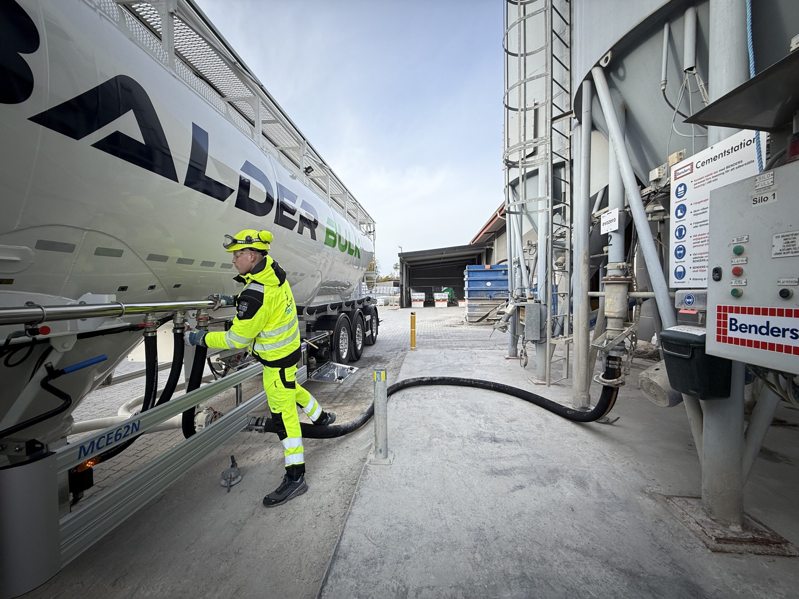 Benders tar emot första leveransen i Sverige av evoZero cement från Heidelberg Materials – CCS baserat cement med nära nollutsläpp.