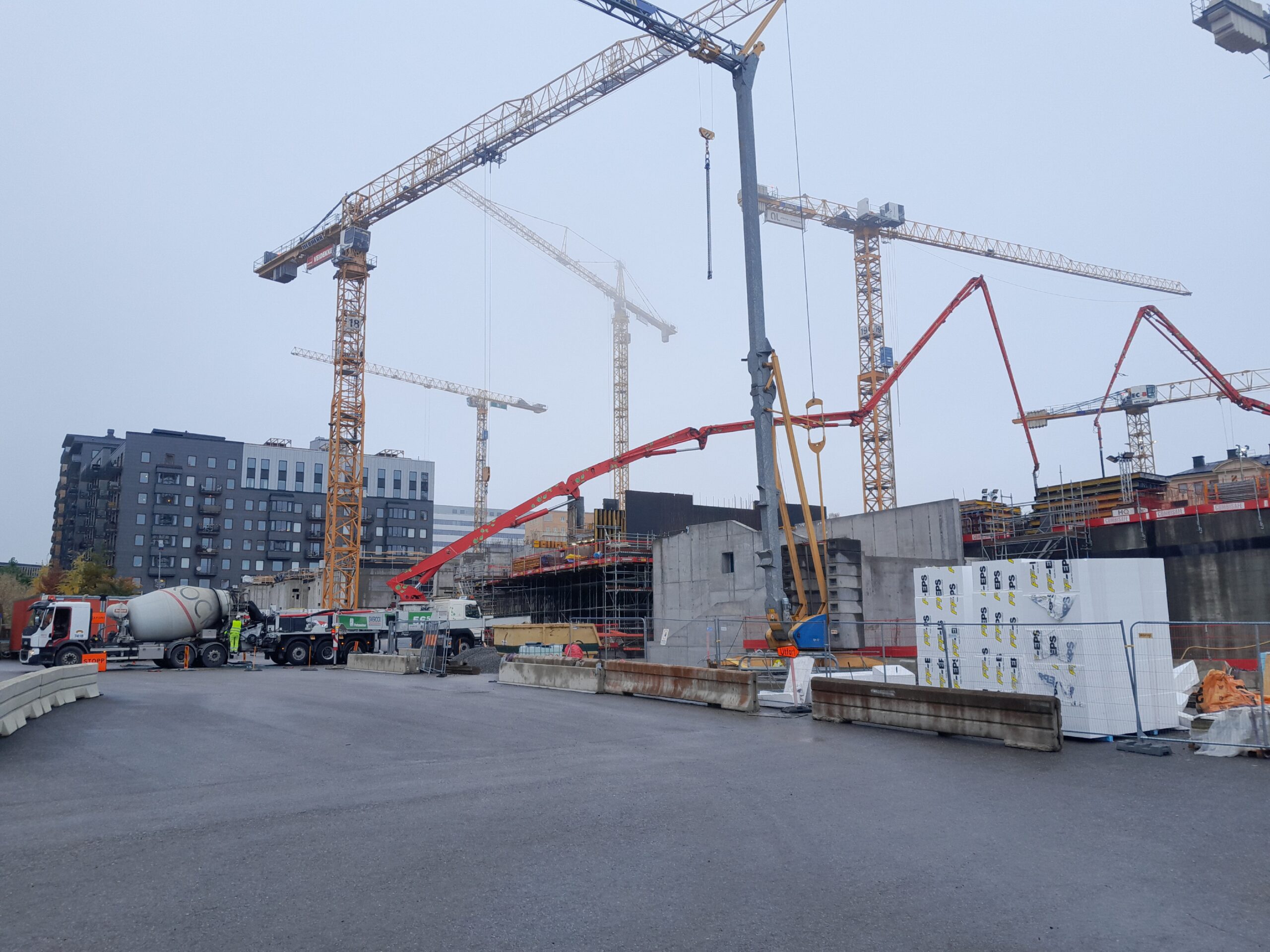 Storgjutning med 1000 m³ betong till Bellmangaraget i Solna – en heldag bakom ratten med betong, logistik och teamwork.