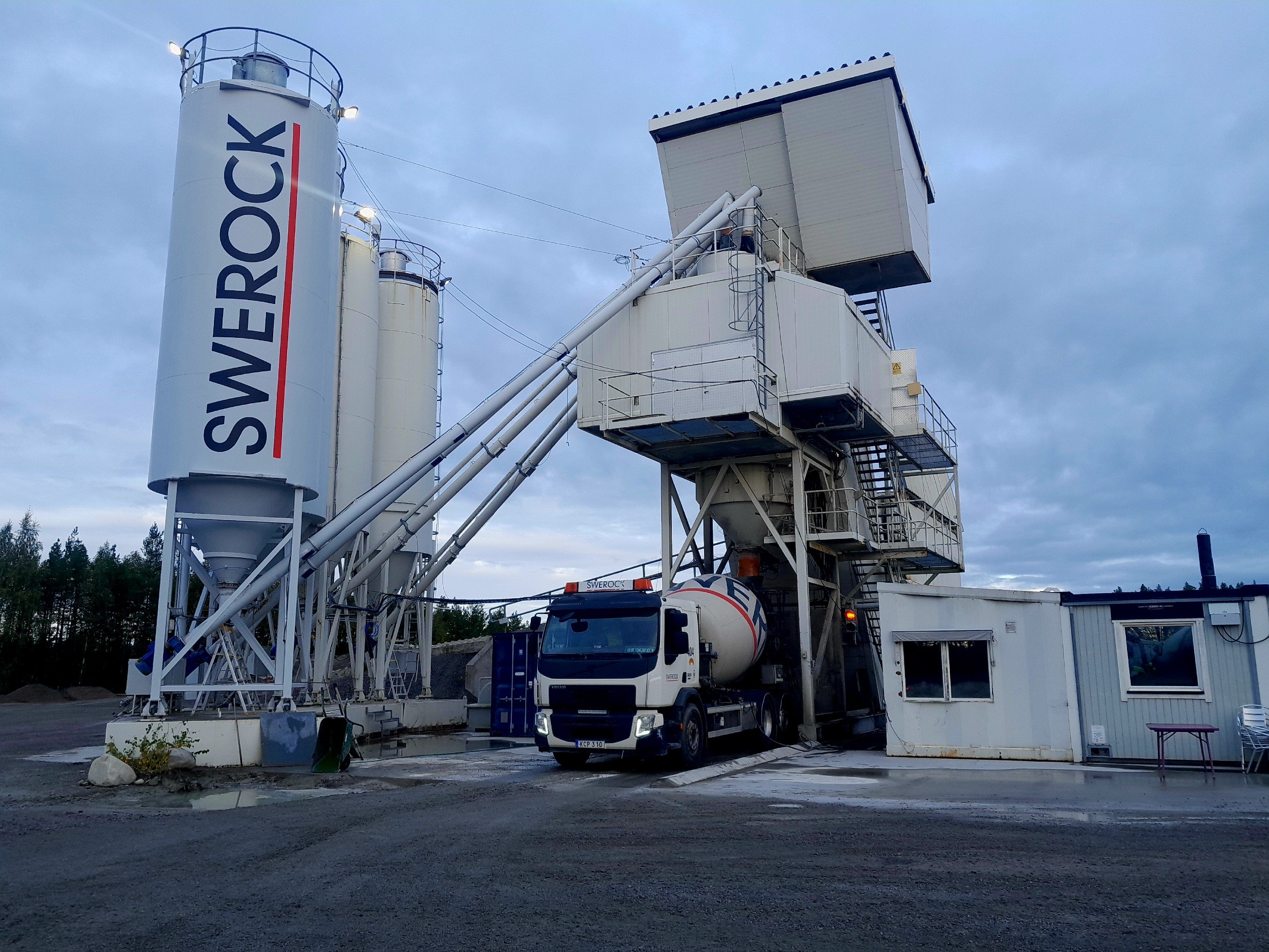 Premiär på Swerocks betongfabrik i Eskilstuna – tre lass till Torshälla och en dag med både strul och trevligt folk.
