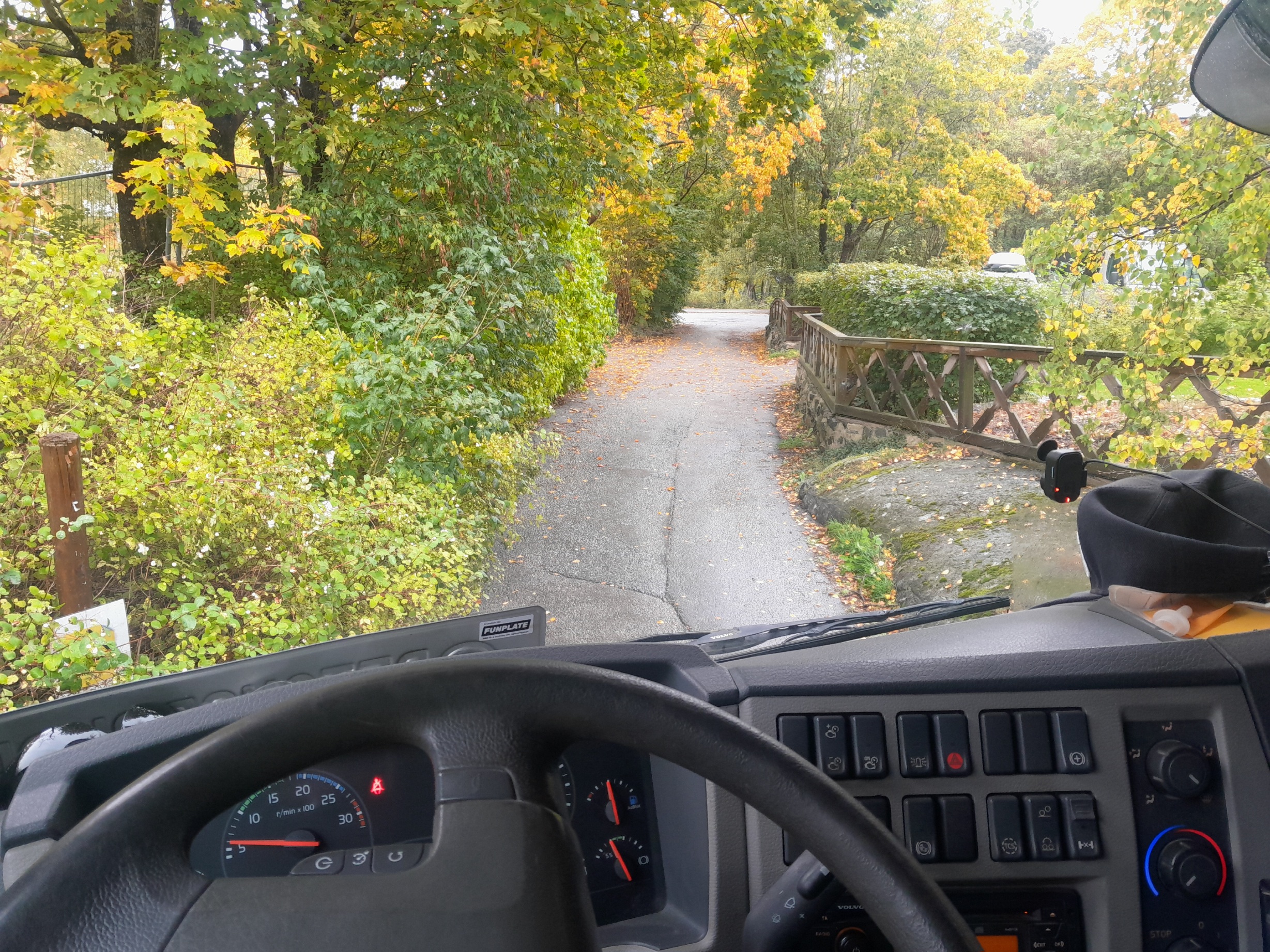 Att leverera betong med lastbil kan bli ett äventyr – särskilt när GPS:en leder dig fel på småvägar i Stockholm och Värmdö.