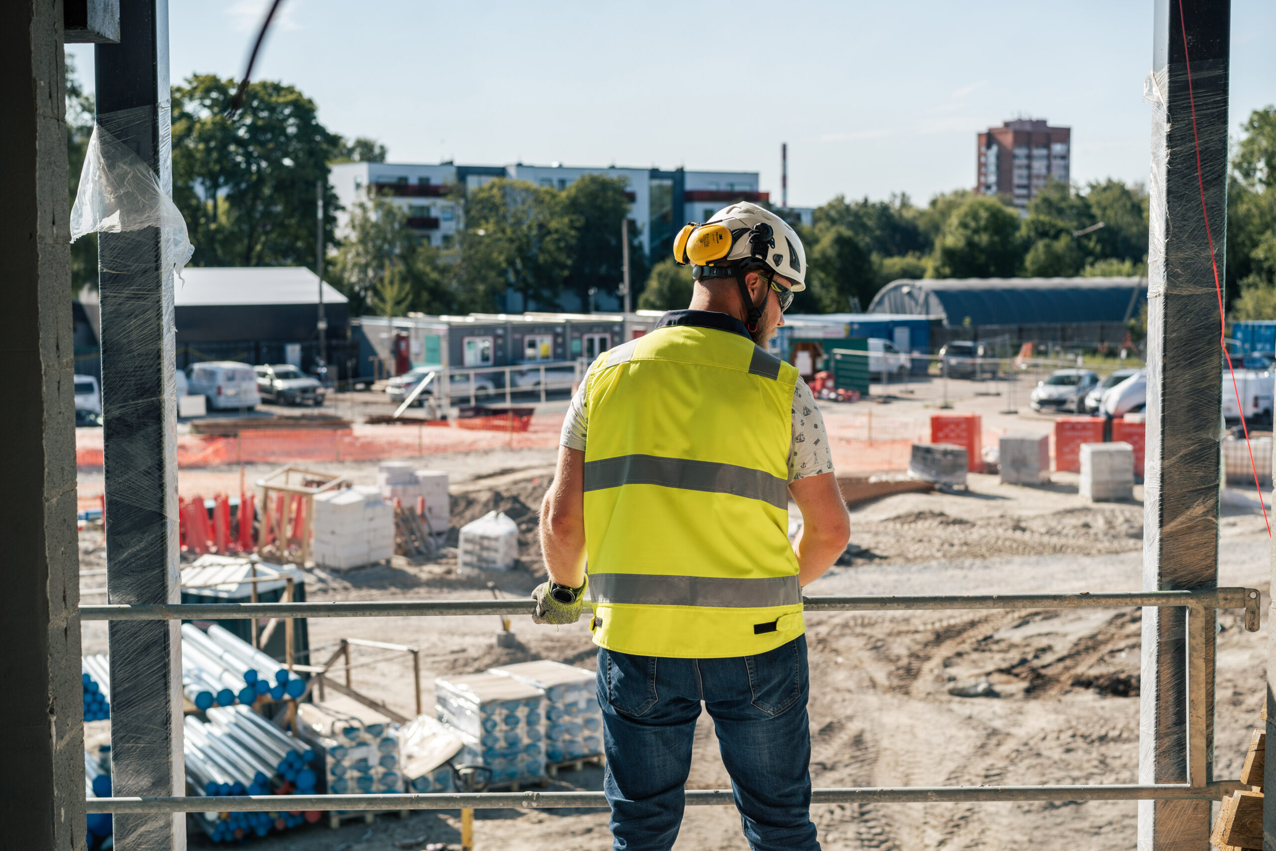 Fem tekniktrender som berör betongbyggande: energistyrning, arbetsmiljö, batteridrift, säkerhet och maskinuppkoppling.
