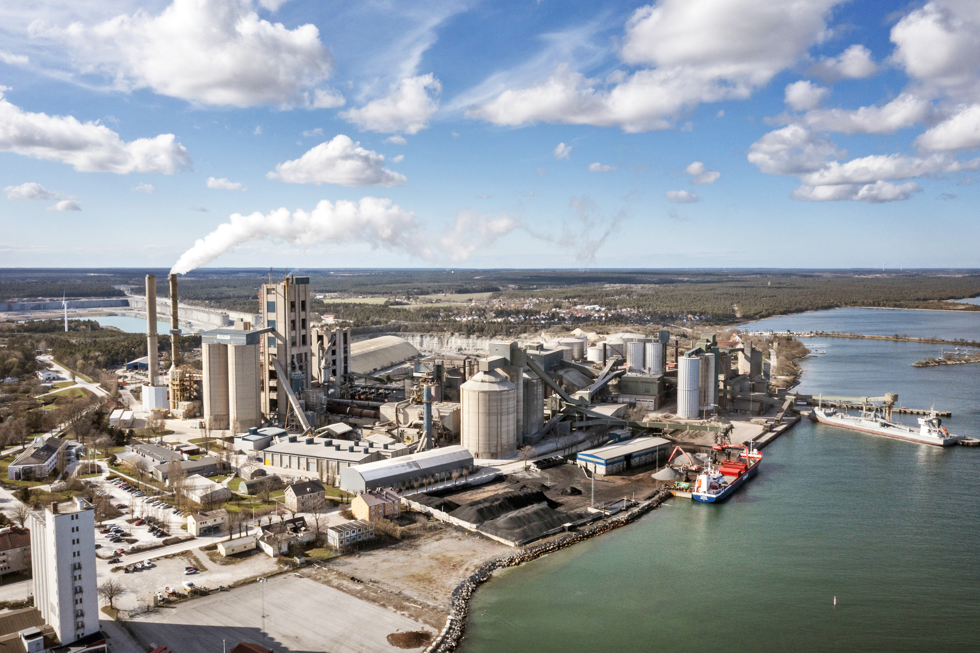 Heidelberg Materials Cement på Gotland kan tvingas betala 10 miljoner i vite för överträdelser av bullerkrav.