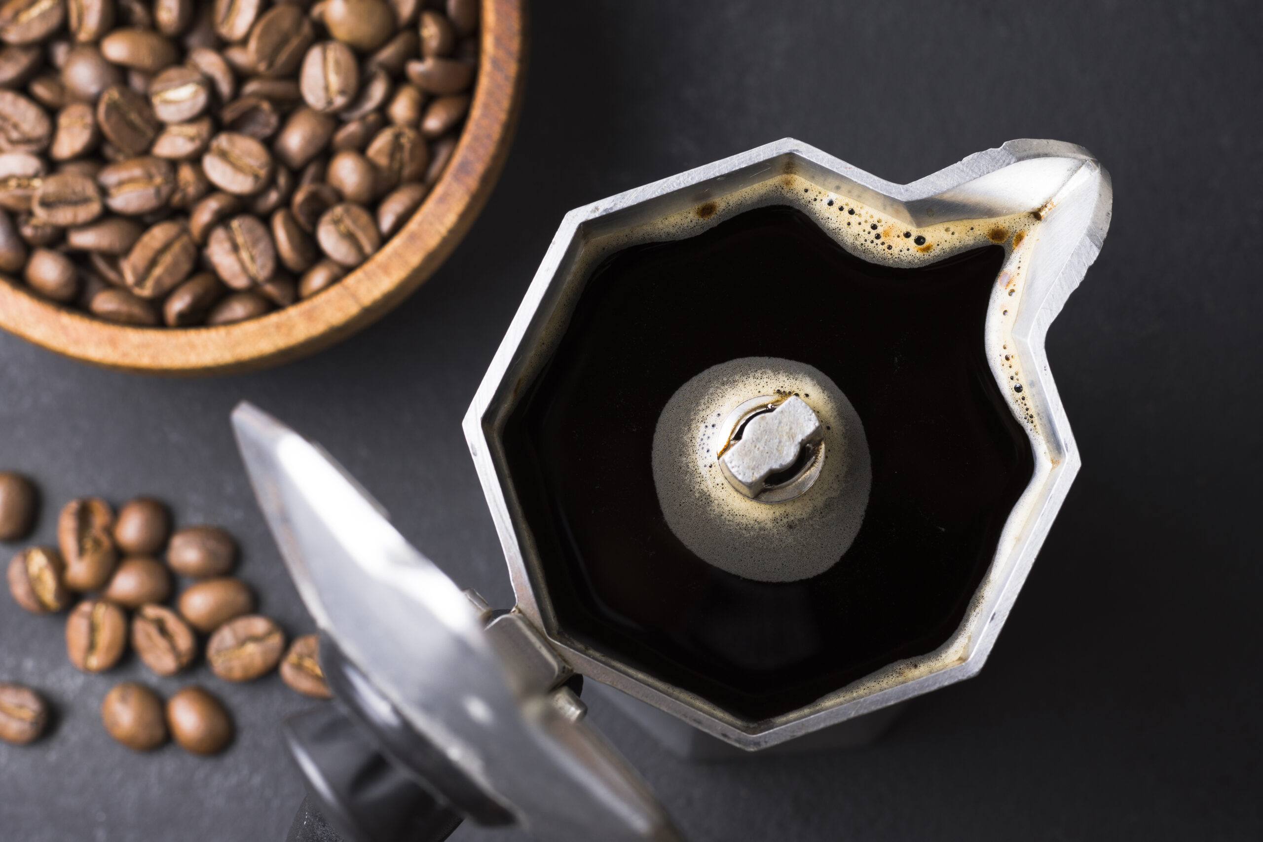 Australiska forskare visar att pyrolyserad kaffesump kan ersätta sand i betong och öka hållfastheten med upp till 29 procent.