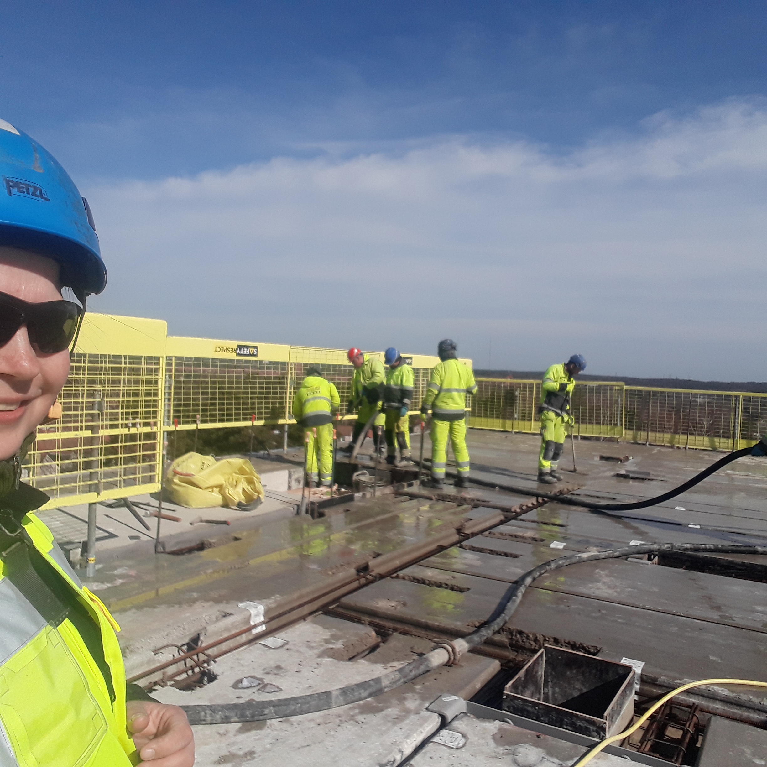 **Metatext (max 140 tecken):** Betongleverans, CE-kontroll och vardagslogistik i Tumba – en vardag i betongens tjänst med stress, körkort och Lucia.