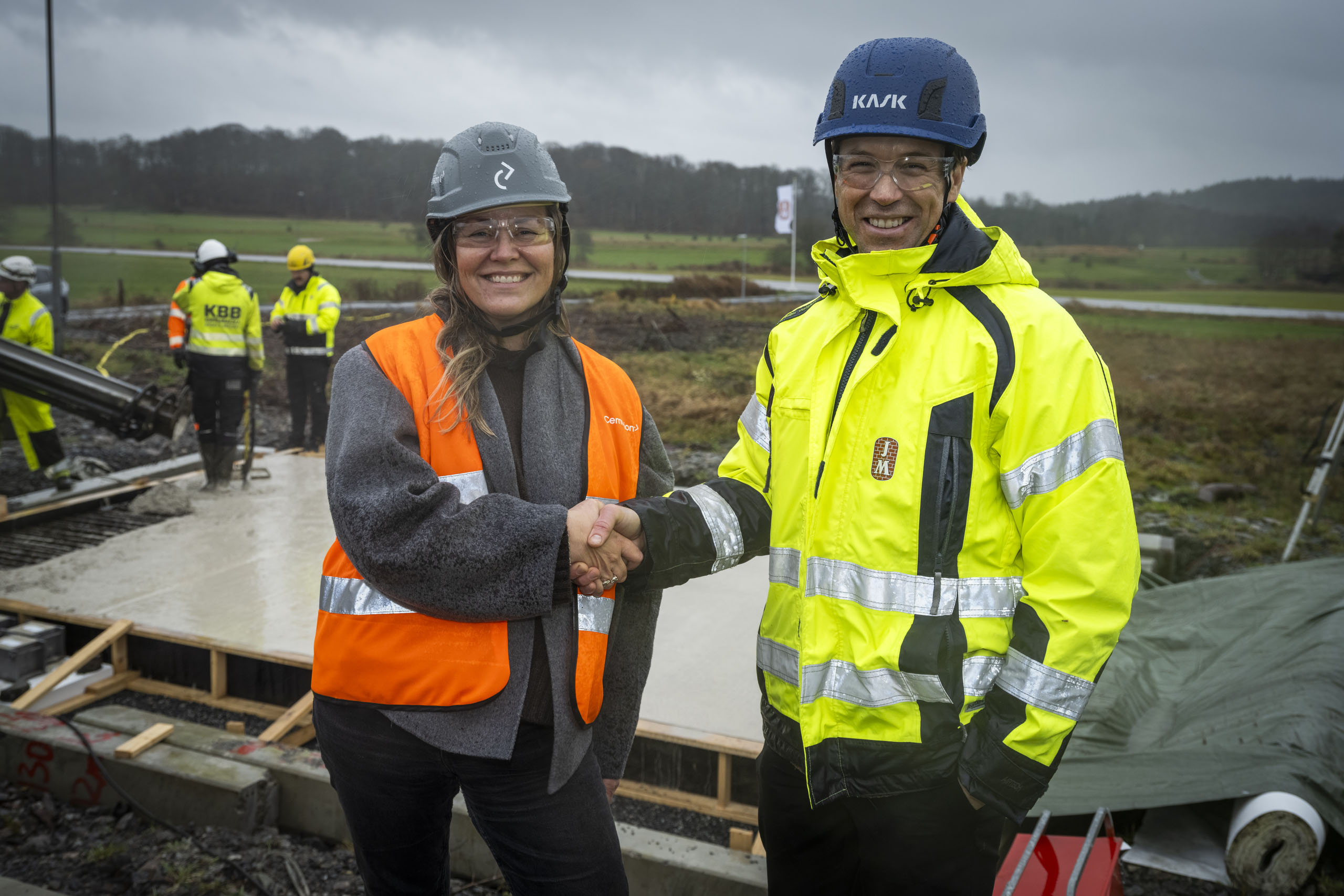 JM har testgjutit med Cemvisions alternativcement, som uppges kunna minska klimatavtrycket med upp till 95 procent. På bilden syns Hanna Renlund Westerberg, Chief Commercial Officer på Cemvision och Johan Wiksell, Head of JM's venture operations.
