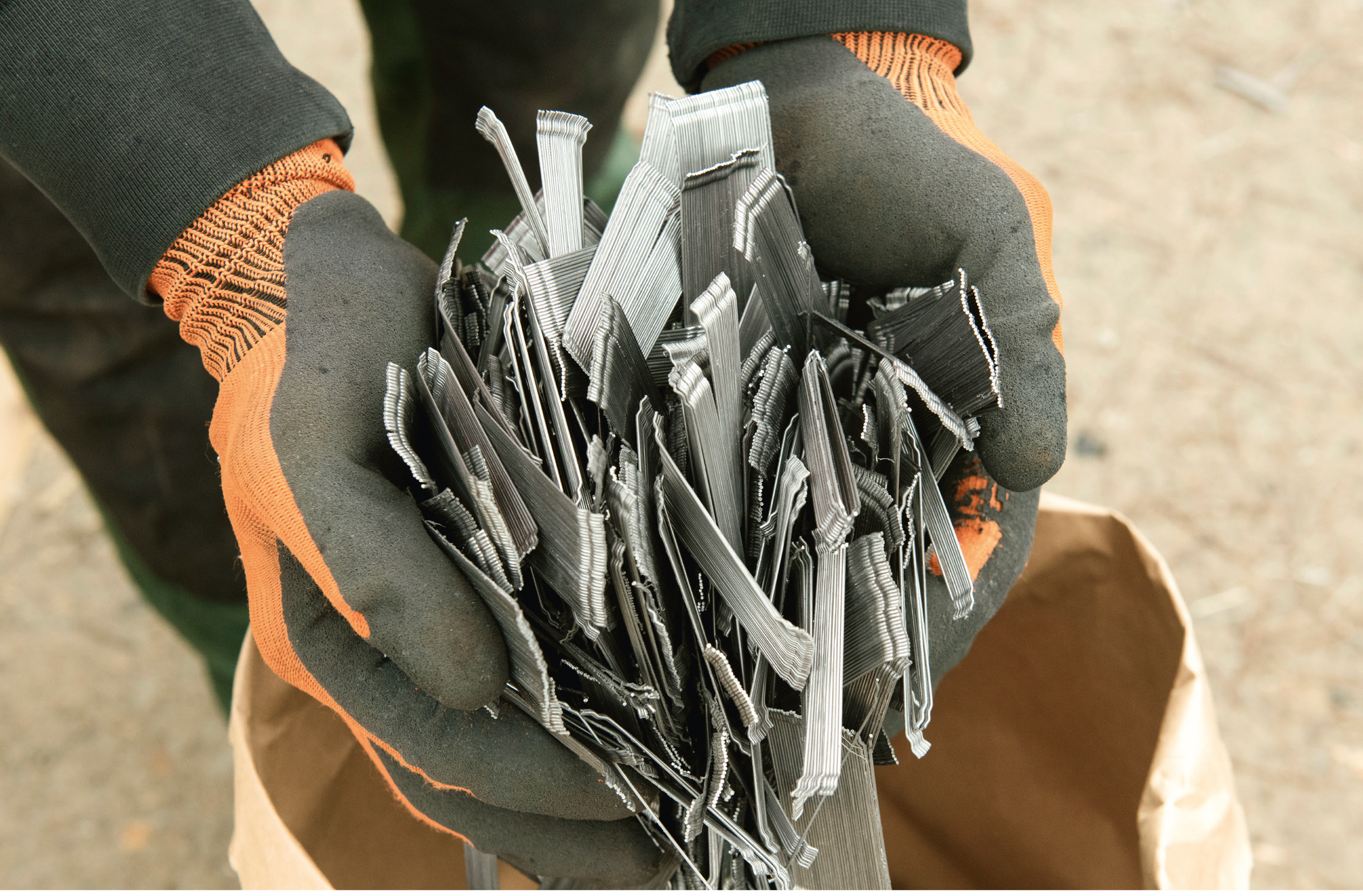 Stålfiber ger starkare, säkrare betong än plastfiber – experter varnar för risker med syntetfiber i bärande konstruktioner.