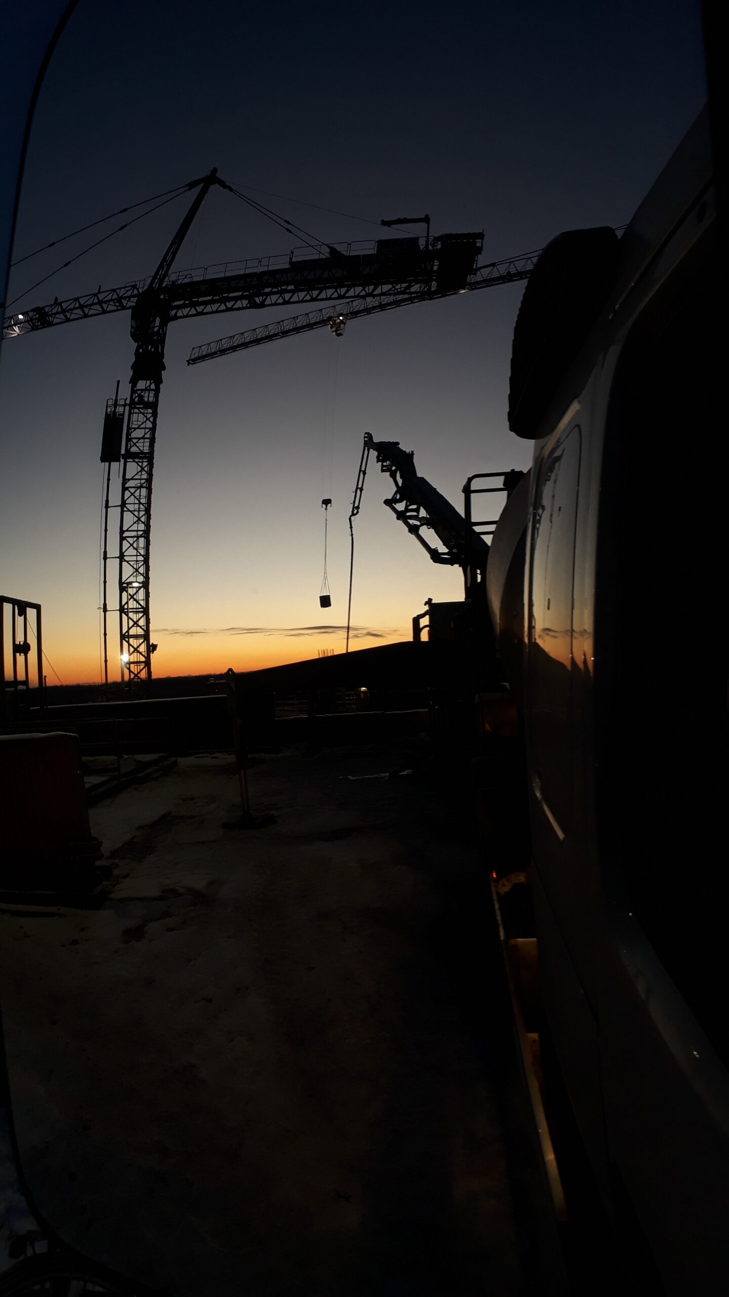 Betong är färskvara och kräver snabb hantering – annars klagas det på helt frisk betong. Läs mer om betongens levande egenskaper!