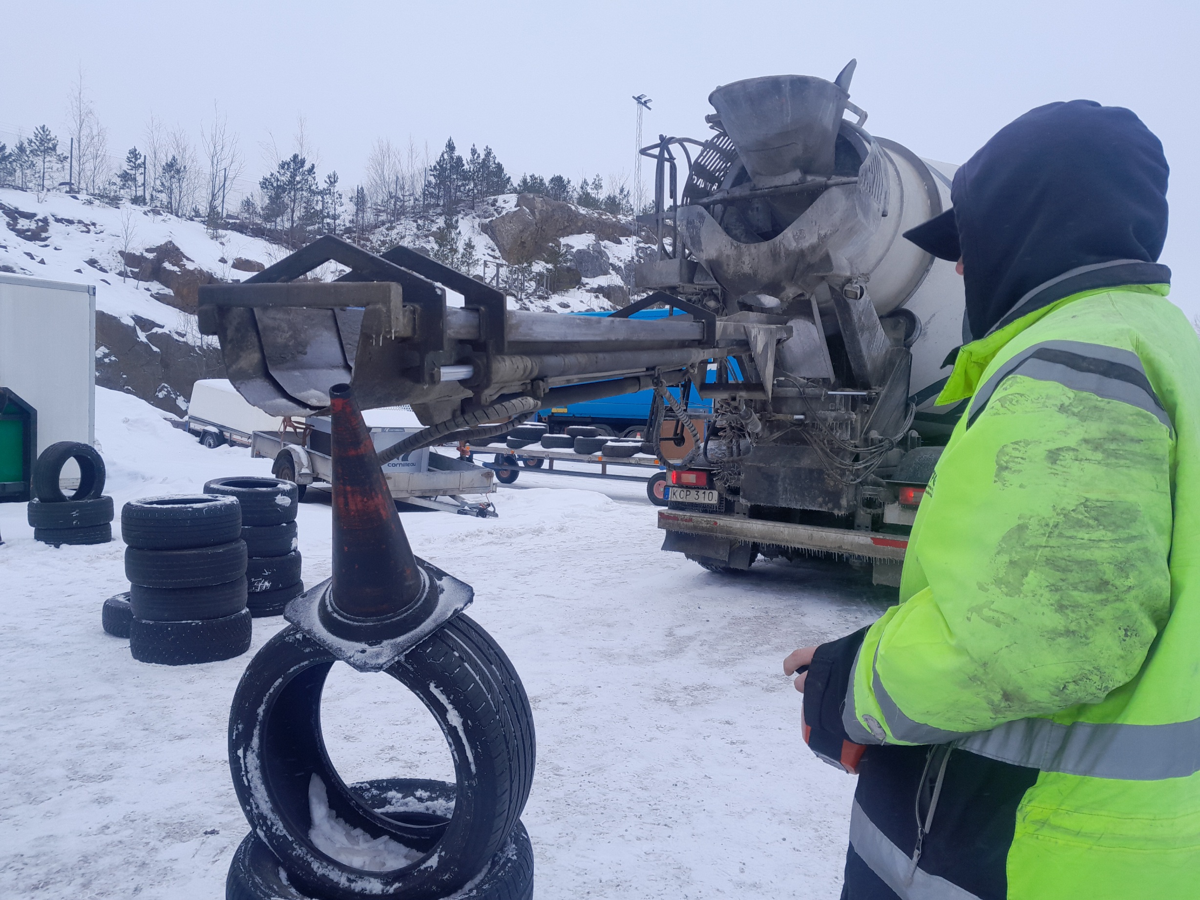 Betongbruden inspirerar nya chaufförer – elever testar betongbil och ränna i minusgrader för framtidens betongbransch.