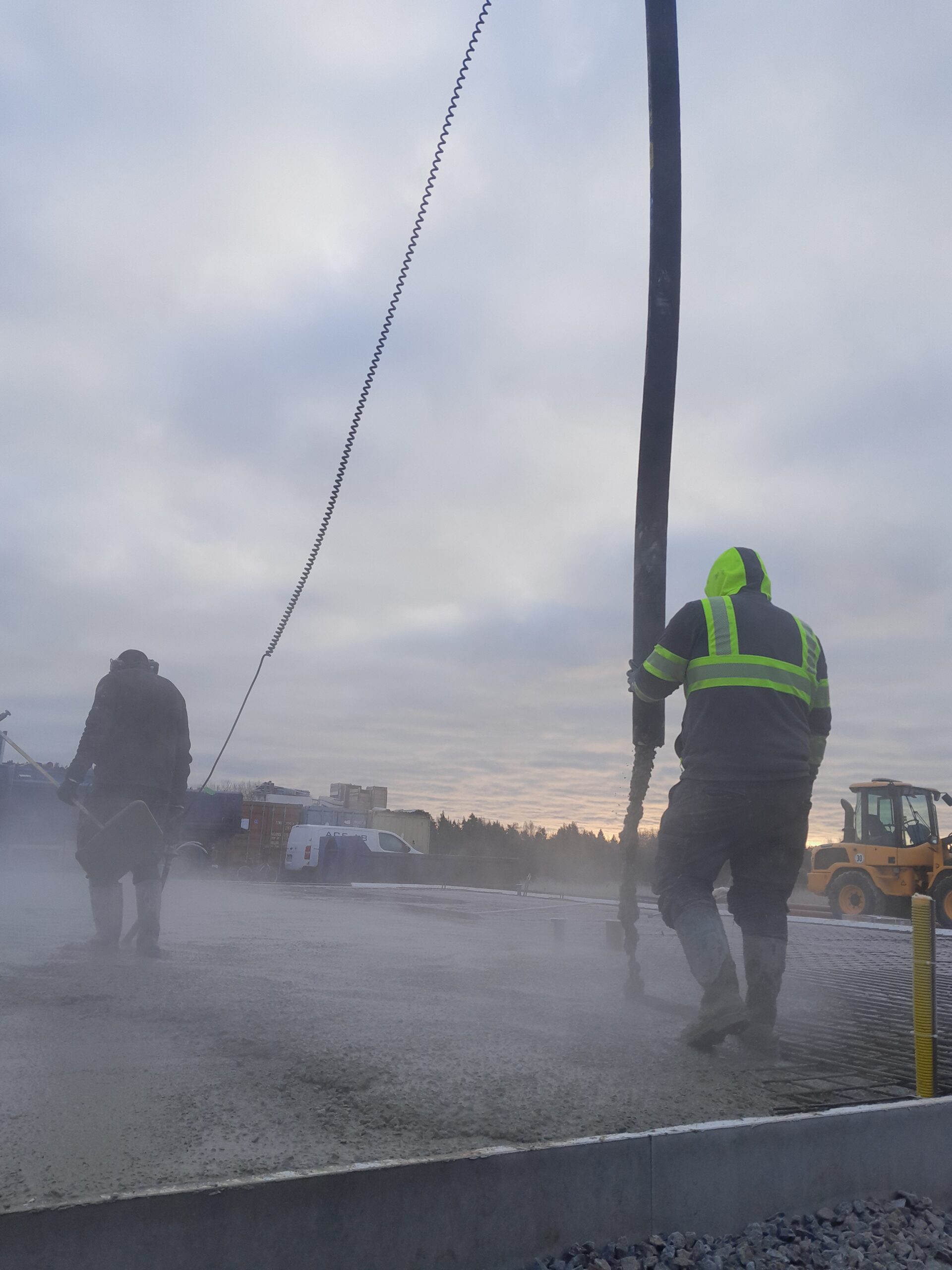Häromdagen jobbades det till efter kl 21 på grund av en sen gjutstart, då hade folk börjat jobbat runt 06, som vanligt inte tillfrågade om övertid. Har man en sen gjutstart får man ställa ut bilar senare så att folk slipper jobba 15 timmar, korta dygnsvilan och sedan kanske även påbörja ett nytt övertidspass dagen efter. Vi har tyvärr hopplösa tider i vår bransch, det gäller alla ute i verkligheten, från betongare till fabrikens processtekniker till oss chaufförer. Planeringen är till och från sådan att man inte hinner ta sina elva timmars dygnsvila vilket verkligen behövs för att man ska orka, många kör olagligt genom att de kortar dygnsvilan oftare än tillåtet eller för att de jobbar mer än 15 timmar. Det riktigt tråkiga med allt det här är att det går att lösa på ett betydligt bättre sätt. En leverantör löste tex sin övertid helt på frivillig basis, och det funkade utmärkt trots att de hade mycket jobb. Det är många som känner sig överkörda och slitna, tyvärr är det inte alla som vågar säga något. Det finns en stor vilja att ställa upp och hjälpa till generellt i branschen, jag vet knappt ingen som skulle säga nej om något hände så att det blev akut övertid. Ingen klagar på den typen av övertid, den är en del av jobbet och självklart hjälps man åt. Det är när man medvetet planerar in sena/långa jobb så att det garanterat blir övertid och inte bryr sig om ifall folk har tid, ork eller lust som det känns så jäkla tråkigt. Hur rimmar detta med att de flesta betongbilschaufförer är, som majoriteten av arbetstagare i Sverige, anställda för att arbeta dagtid 40 h/vecka?