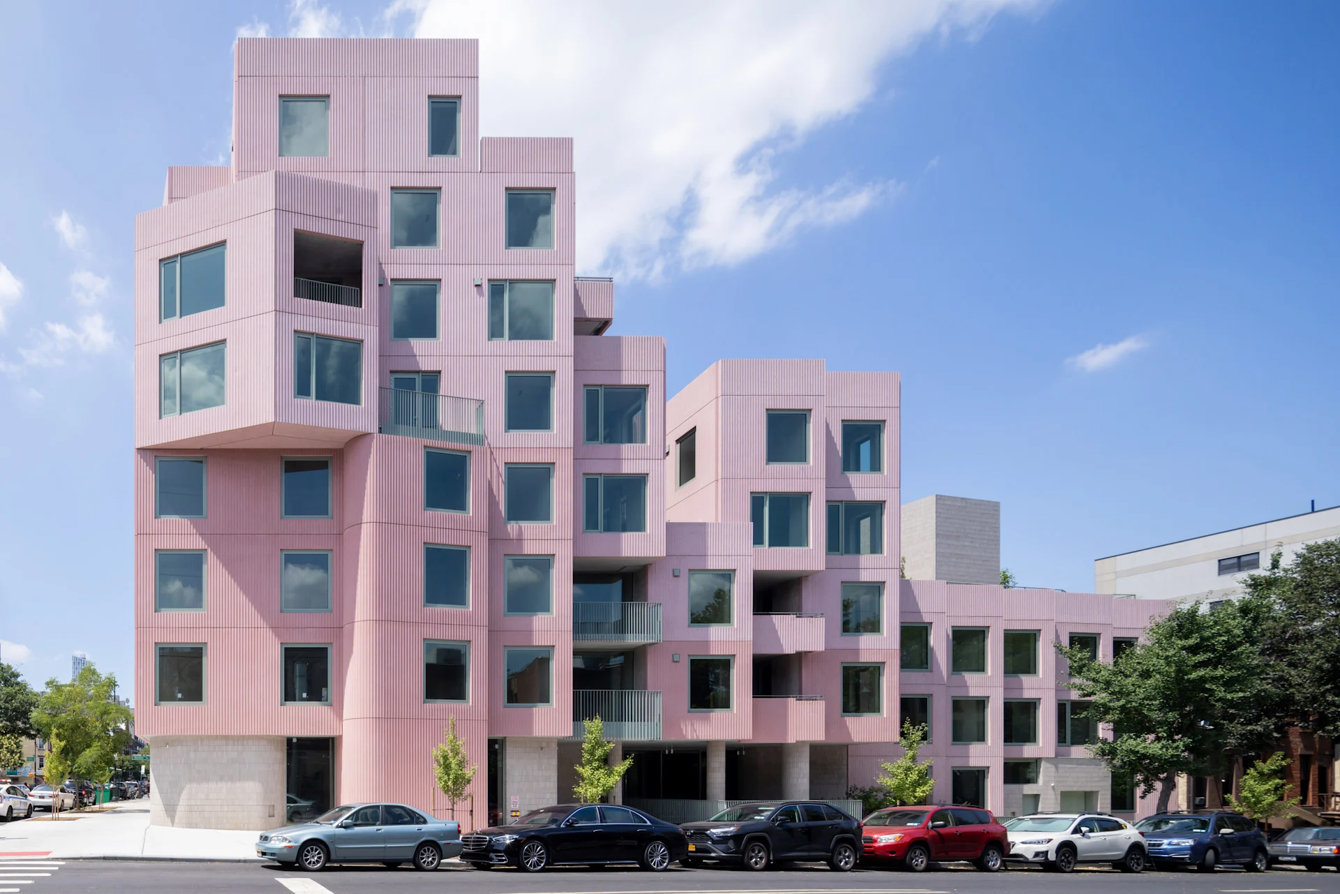 Rosa betong i hållbar arkitektur: tre byggnader visar hur färg, innovation och materialval skapar lönsam design.