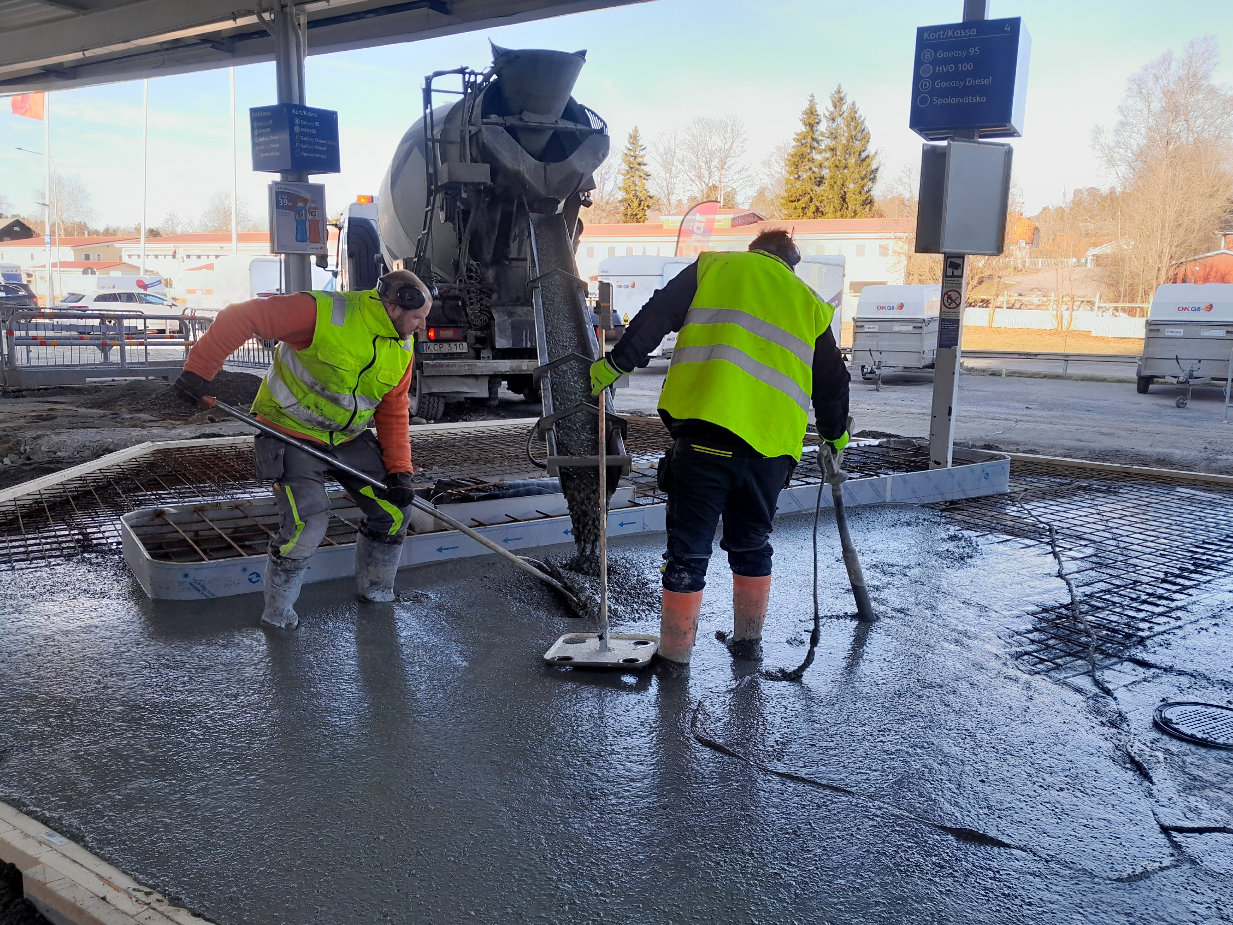 Utöver det bygget så har vi flera större jobb som rullar på. Vi kör till bygget av en logistikpark i Almnäs i Södertälje, bygget av den nya slussen i Södertälje, tunnelbanebygget, reningsverk i Västerhaninge, bostäder på Kvarnholmen och jobben i Henriksdals reningsverk fortgår. Danvikstullsbron renoveras och på Lilla Essingen byggs det bostäder med exklusivt men blåsigt läge. Utöver det har vi småjobb här och där med allt från kantsten till trottoarer till stängselstolpar som ska gjutas fast. Häromdagen var jag till exempel och lossade med ränna till en platta där pumparna ska stå på OKQ8 i Tumba. Just variationen i jobbet är en av de saker som gör att jag gillar det. När jag stod på ett bygge inne i stan och lossade till minipump så kom pumpföraren och öppnade vattenkranen på min bil. När det kom vatten sken han upp i ett stort leende och hojtade glatt “nu är det vår!” I vårt hörn av byggbranschen är det ett tydligt vårtecken när betongbilarna kan börja ha vatten med sig igen efter vintern.