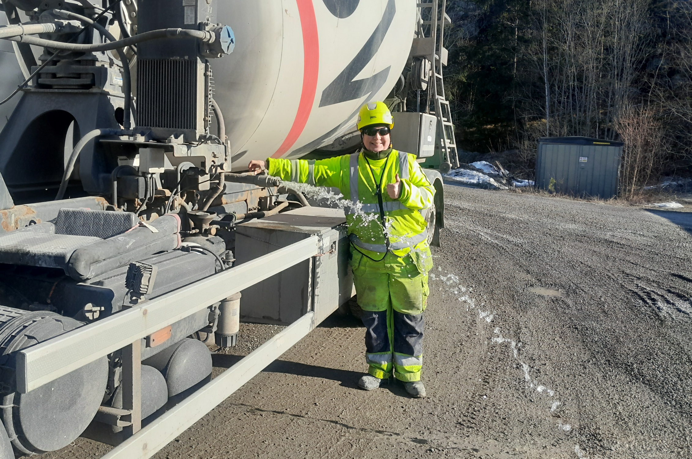 Vårkänslor i byggbranschen: betongleveranser till Sorunda, Slussen, tunnelbanan och fler projekt – när betongbilen kan ha vatten igen är våren här.
