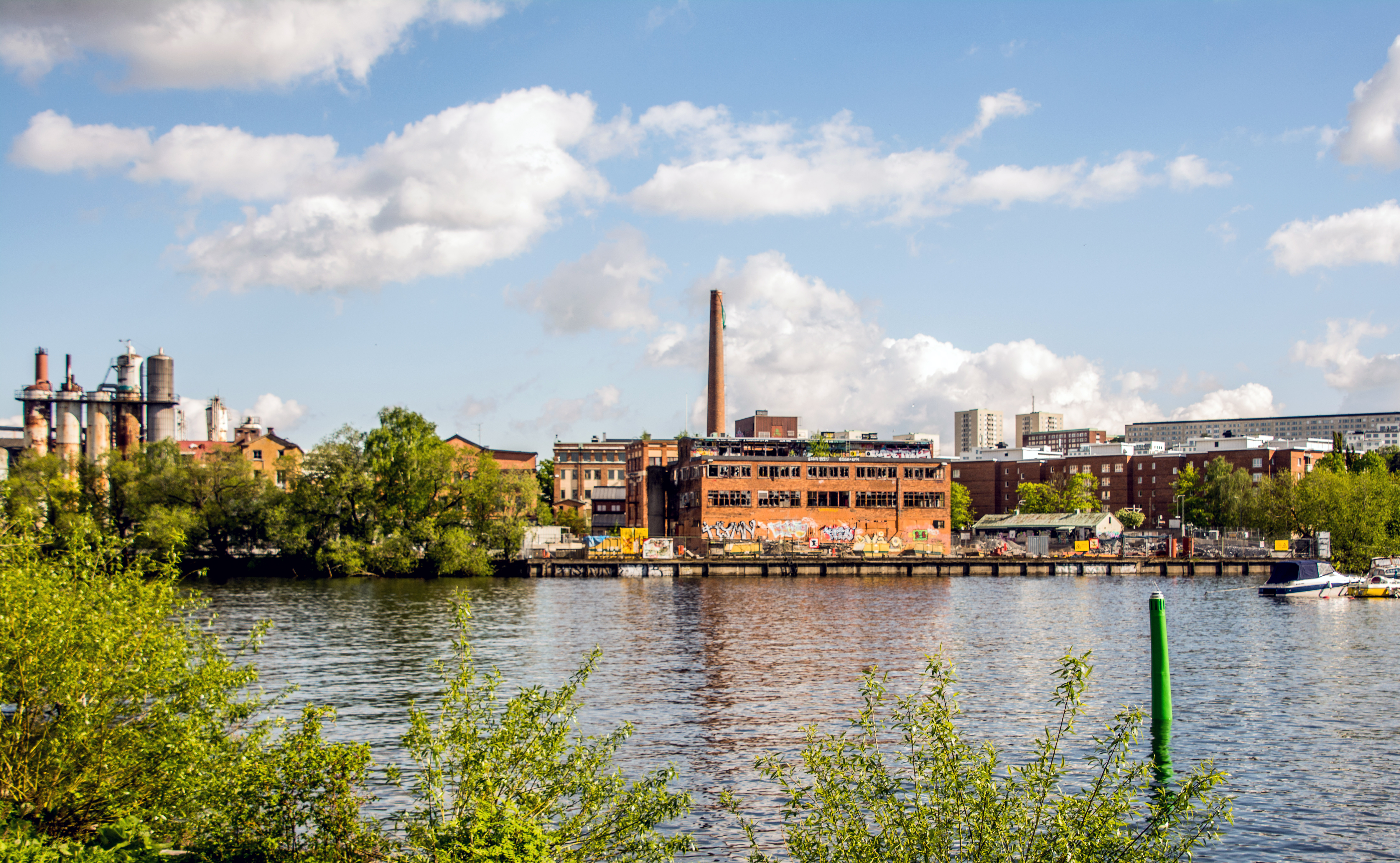 Skanska och Heidelberg utvecklar Lövholmen – men byggstarten dröjer i Stockholms nya stadsutvecklingsprojekt.