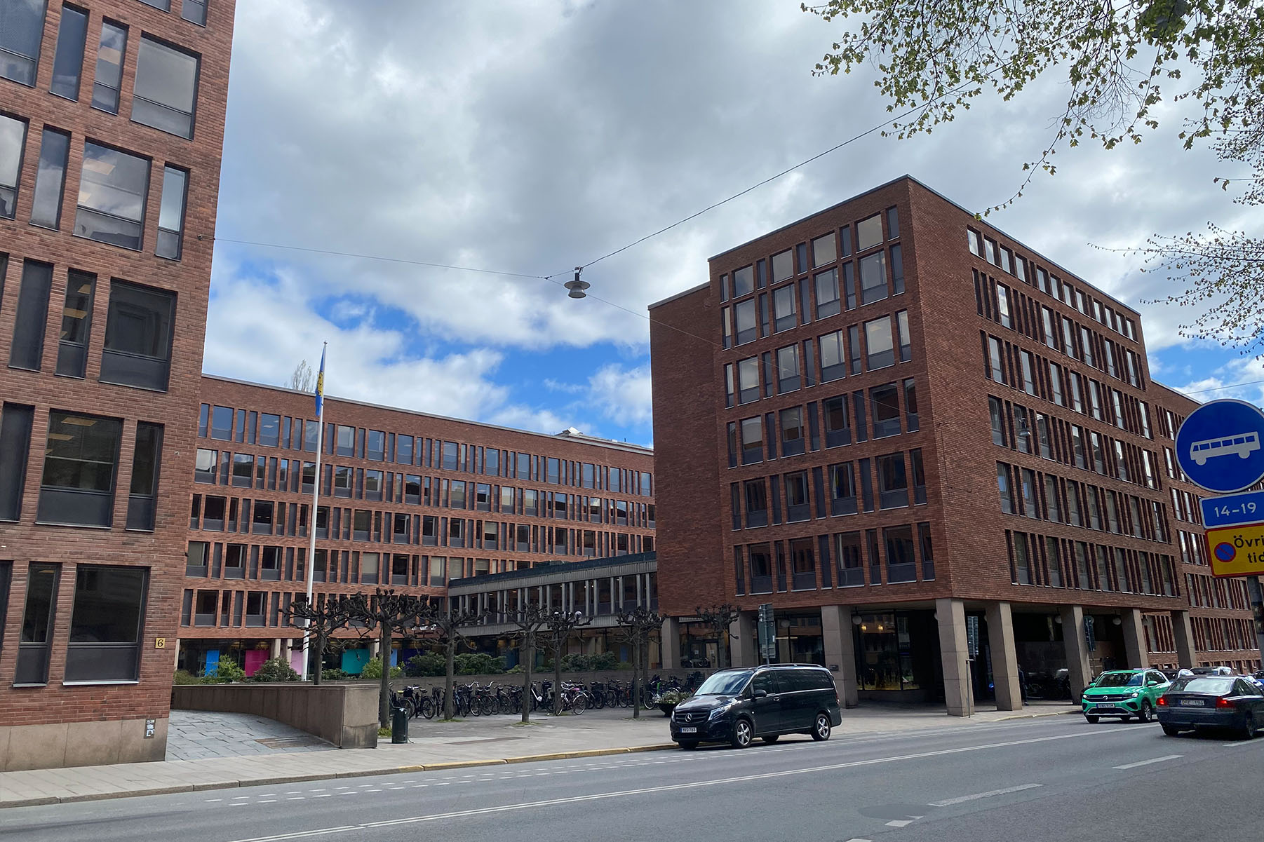 Fönsterrenovering i Tekniska nämndhuset: hållbar lösning som sänker kostnader, bevarar arkitektur och minskar klimatpåverkan.