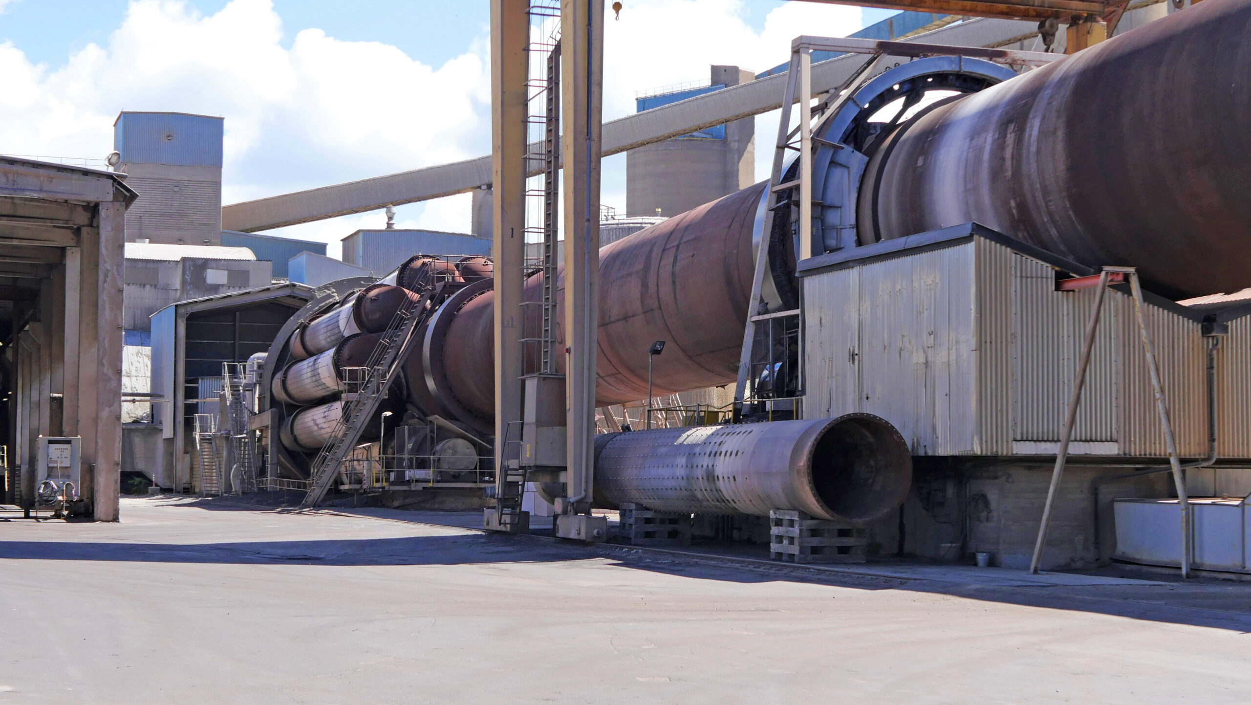 Bakom förändringen ligger enligt Heidelberg Materials en fortsatt svag byggmarknad och en återhämtning som tagit längre tid än bolaget tidigare räknat med. Beskedet innebär samtidigt att Skövdes roll i kedjan förändras från egen större klinkerproduktion till distributionspunkt för klinker från Slite. Någon uppgift om hur stor produktionsminskningen i Skövde kan bli har bolaget ännu inte redovisat. För Skövde innebär beskedet nu främst osäkerhet kring bemanning och framtida drift. Heidelberg Materials uppger att fackliga förhandlingar ska inledas om de organisationsanpassningar som kan bli nödvändiga. Bolaget framhåller samtidigt att möjligheten att öka klinkerproduktionen i Skövde igen ska finnas kvar om förutsättningarna ändras. Vid Skövdefabriken arbetar idag 95 personer, och tillverkningsvolymen är cirka 500 000 ton cement per år.