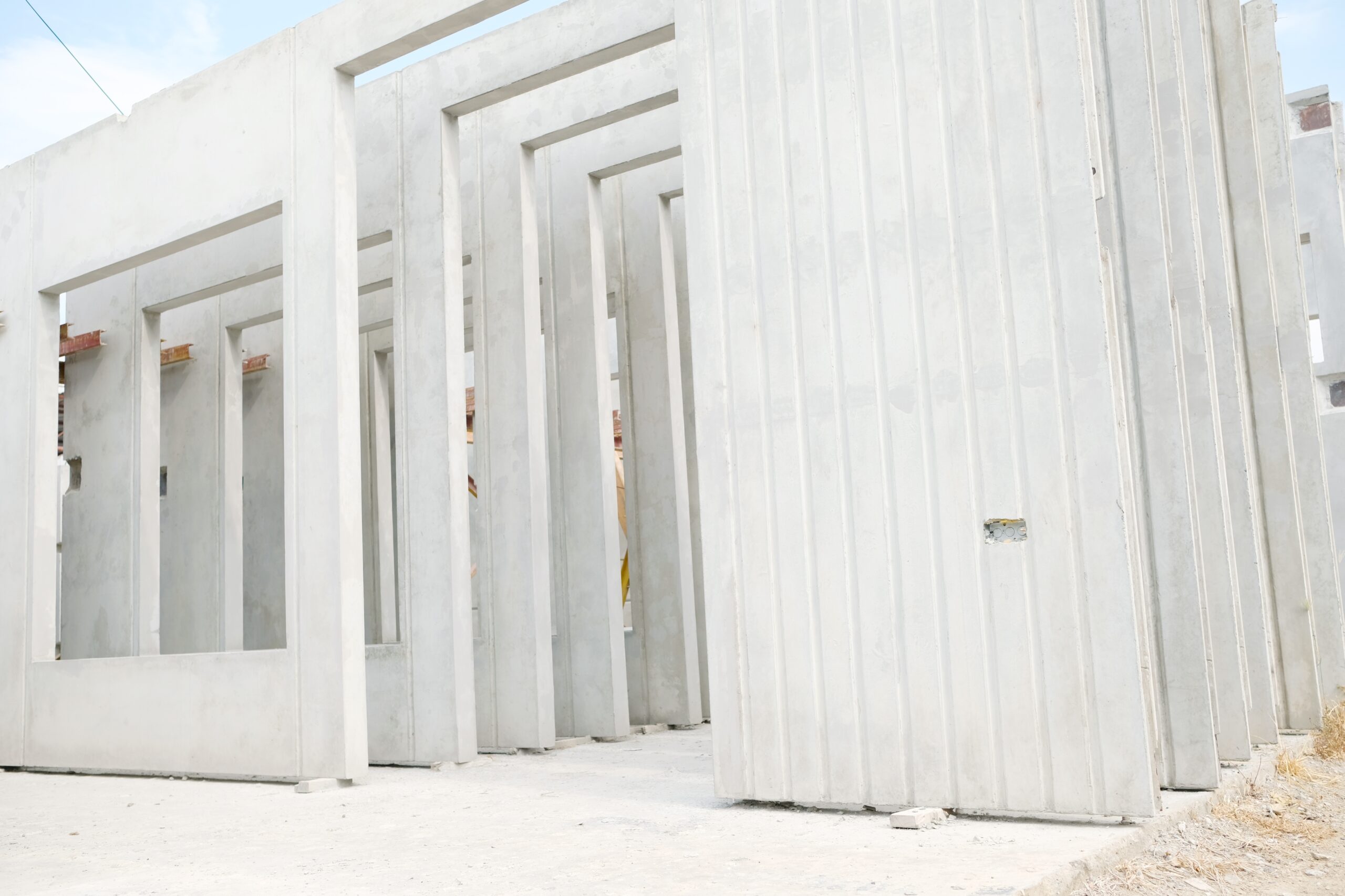 Byggnadsarbetaren avslöjade tillbudet i Ösmo där en 13 ton tung betongvägg föll. Här är bakgrunden om Rocmore och projektet.