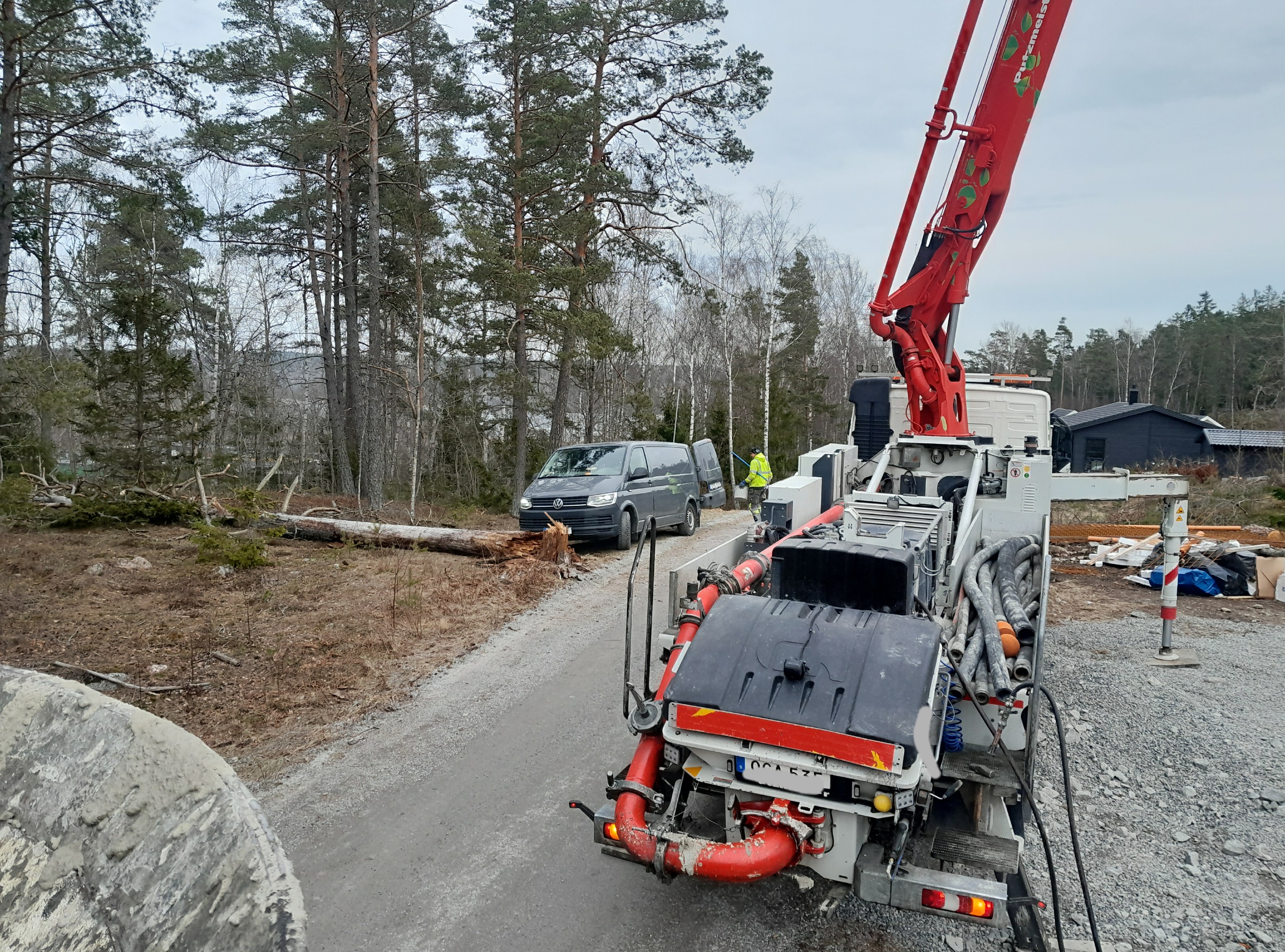 Risker på byggarbetsplats: stormfällt träd nära betonggjutning visar vikten av arbetsmiljö, säkerhet och förebyggande åtgärder